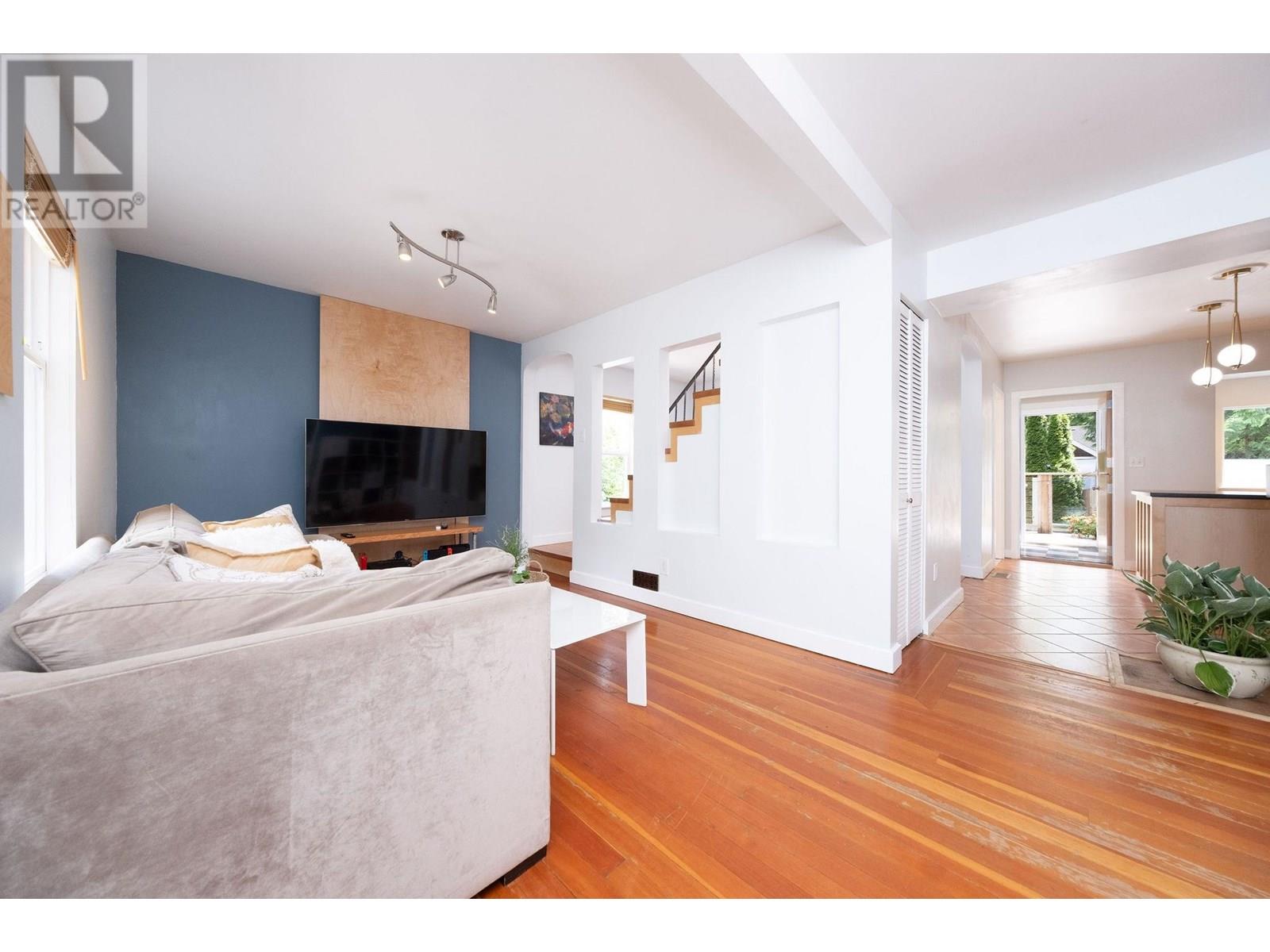 1075 Gladwin Drive, North Vancouver, British Columbia  V7R 1A1 - Photo 9 - R3017614