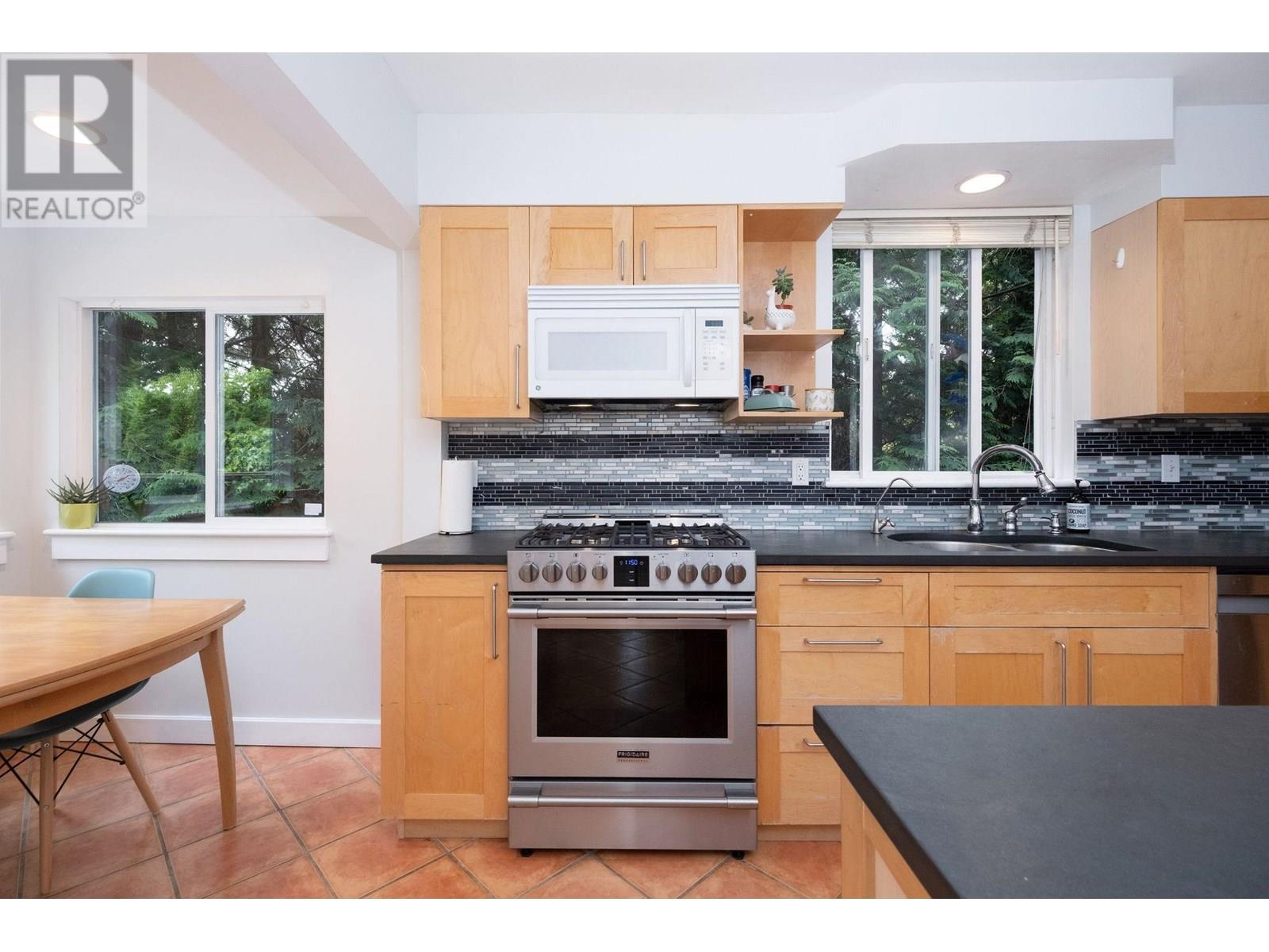 1075 Gladwin Drive, North Vancouver, British Columbia  V7R 1A1 - Photo 12 - R3017614