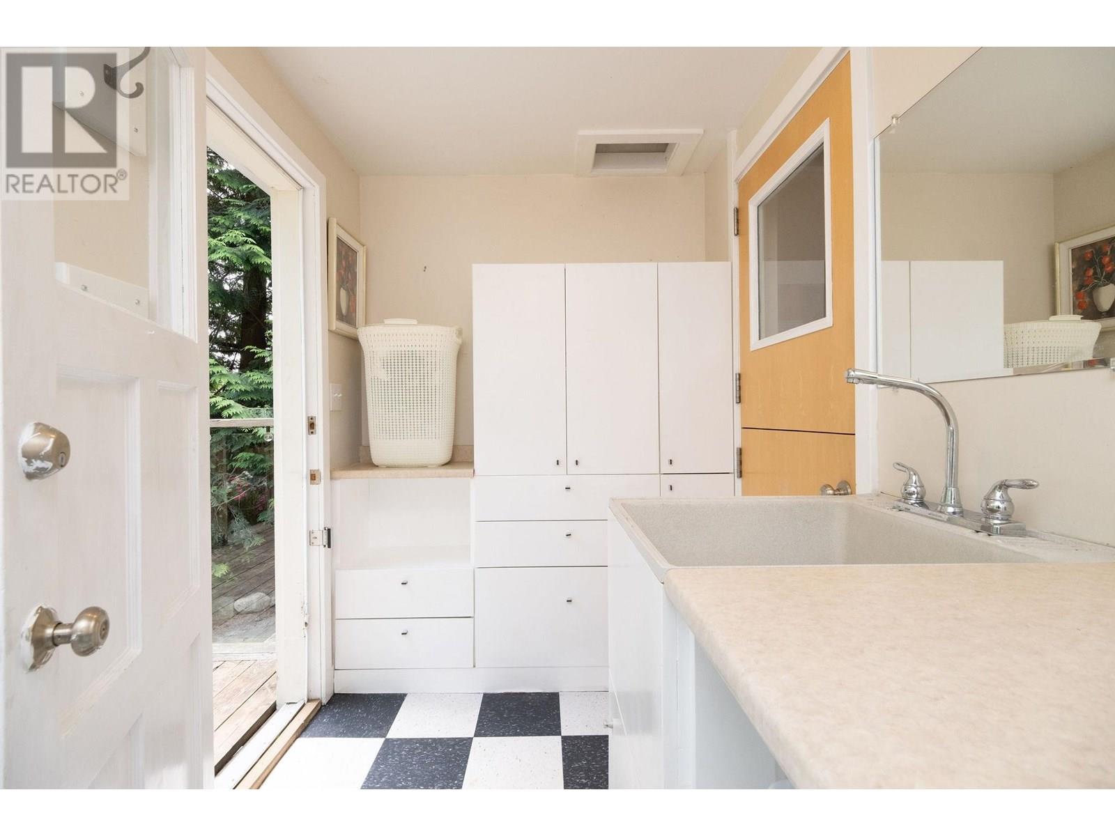 1075 Gladwin Drive, North Vancouver, British Columbia  V7R 1A1 - Photo 20 - R3017614
