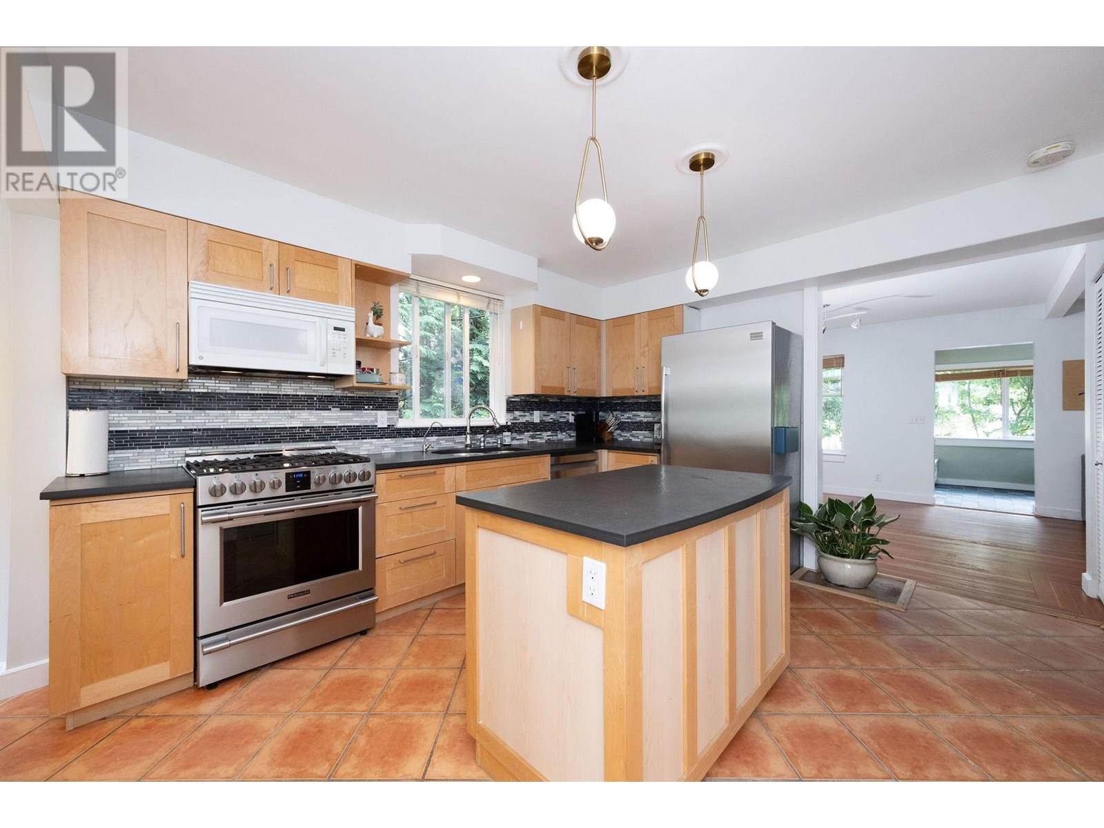 1075 Gladwin Drive, North Vancouver, British Columbia  V7R 1A1 - Photo 11 - R3017614
