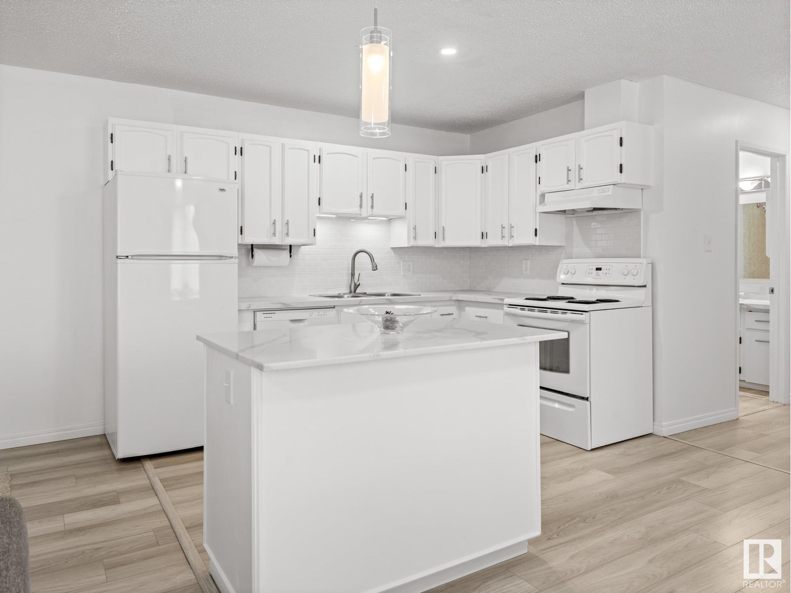 Property at 6003 122 AV NW image 4