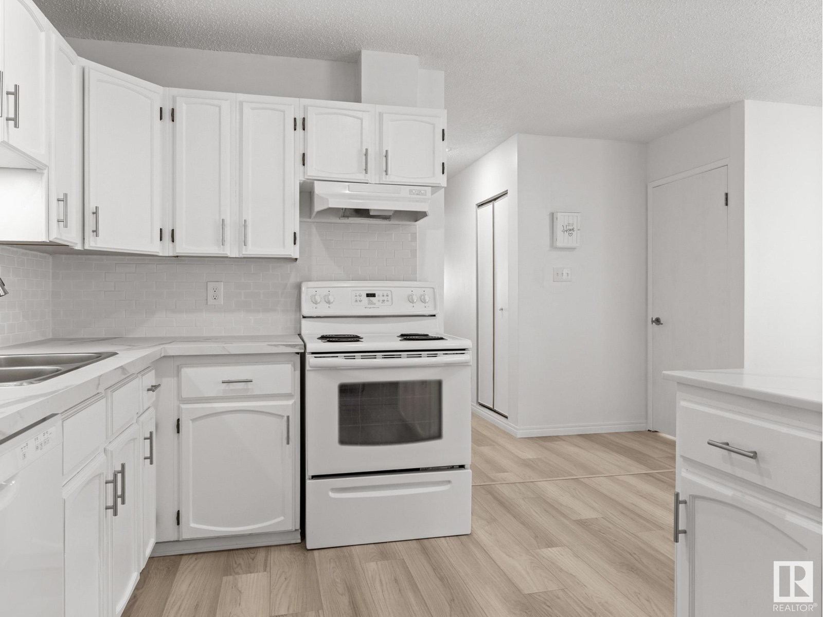 Property at 6003 122 AV NW image 5