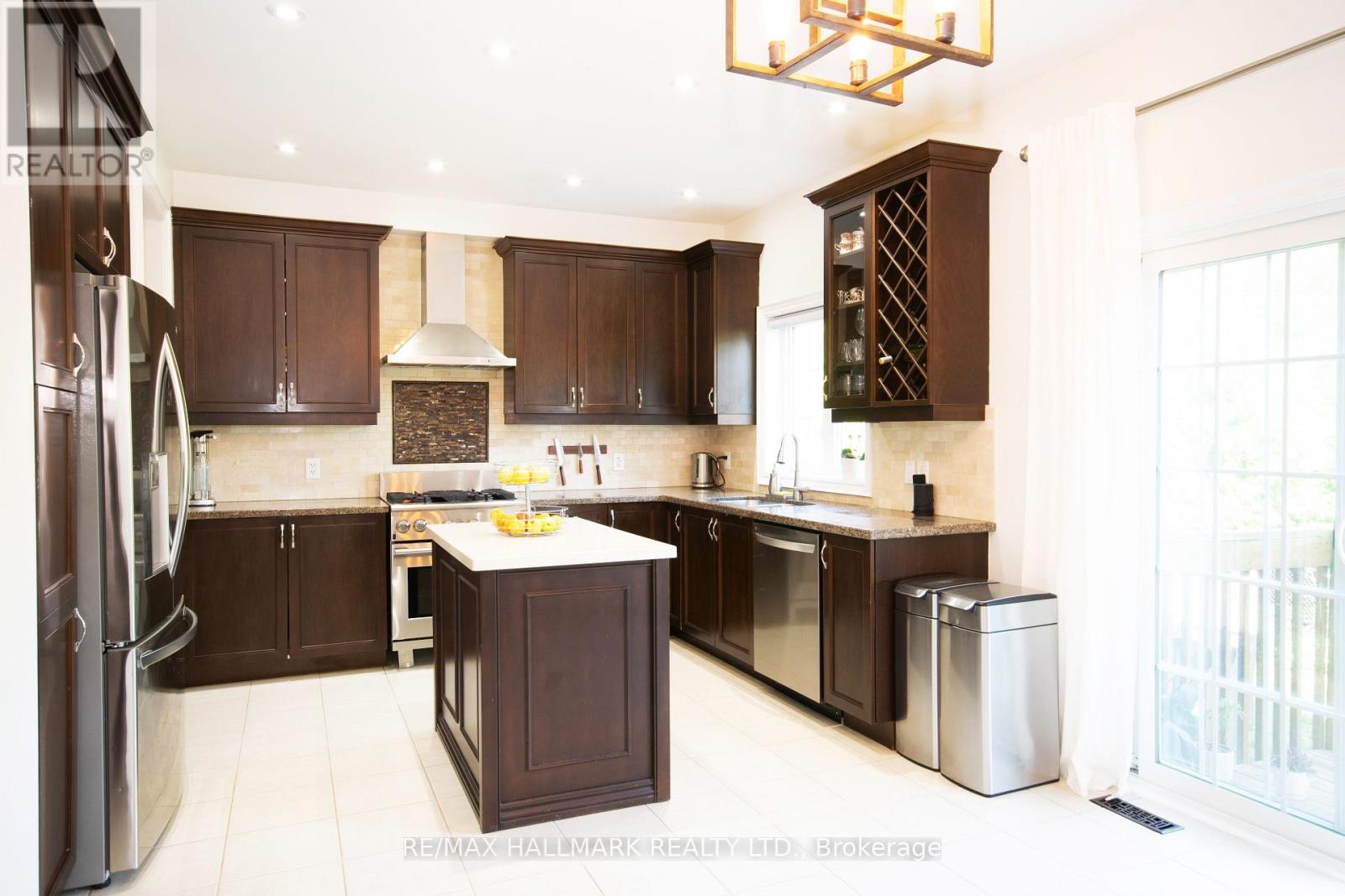 Property at 128 WOLF CREEK CRESCENT image 4