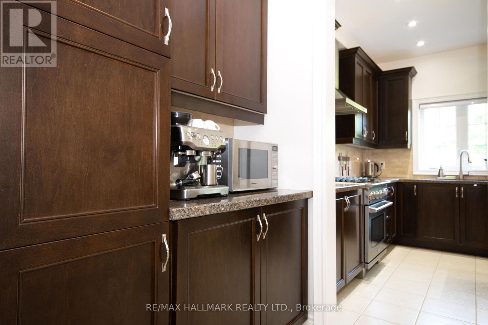 Property at 128 WOLF CREEK CRESCENT image 3