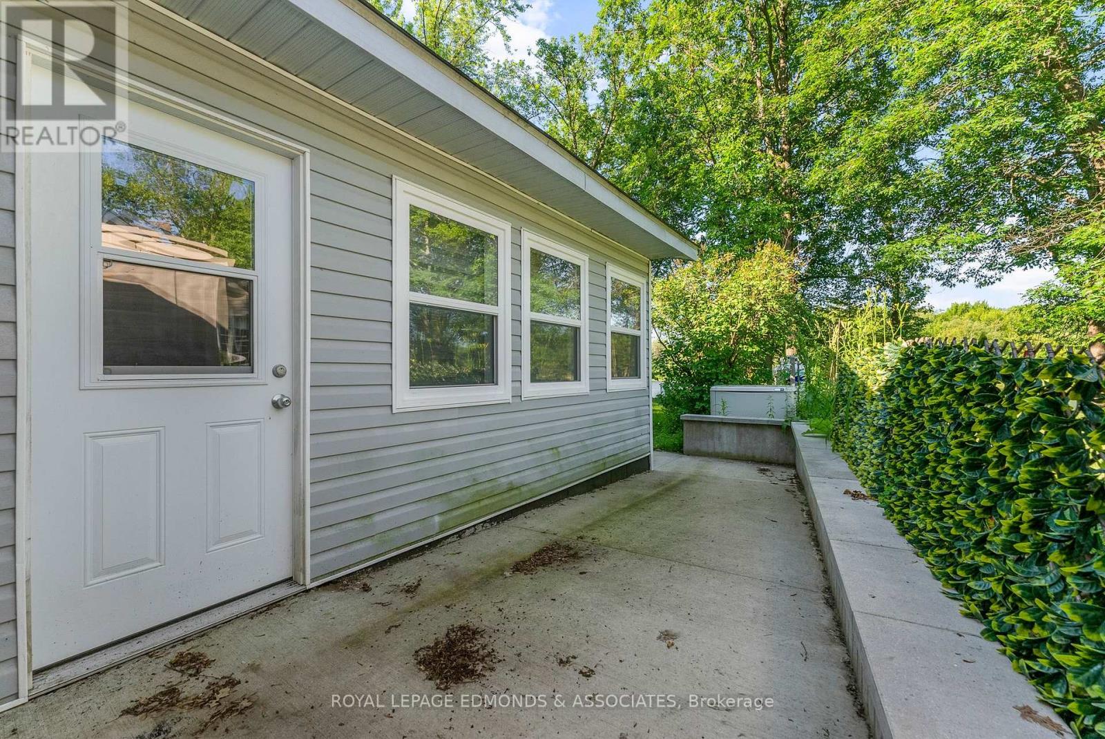 731 Francie Lane, Laurentian Valley, Ontario  K8A 6W2 - Photo 30 - X12265269