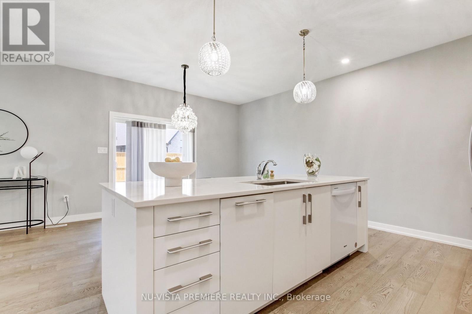 46 Aspen Circle, Thames Centre, Ontario  N0M 2P0 - Photo 15 - X12265373