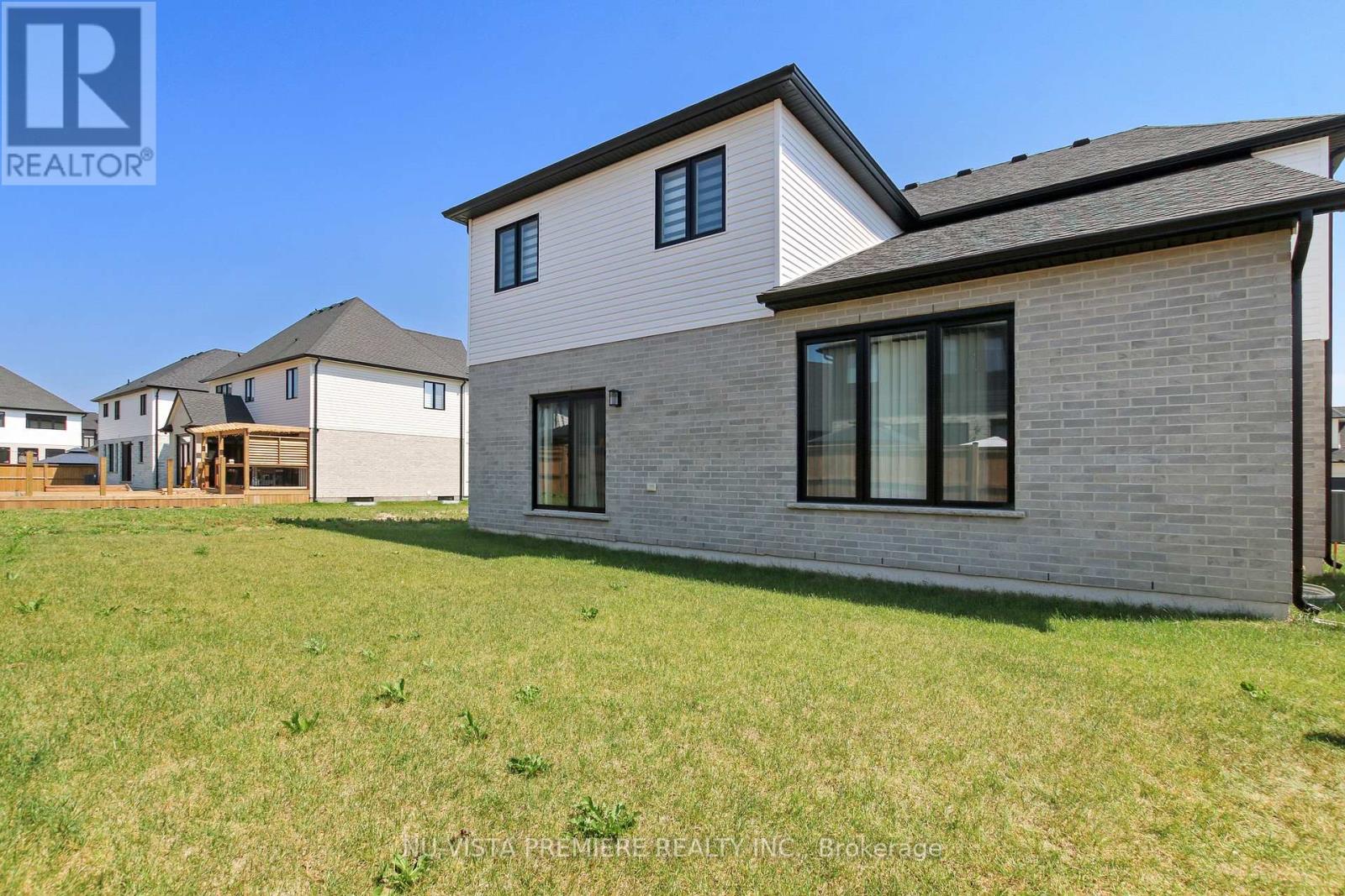 46 Aspen Circle, Thames Centre, Ontario  N0M 2P0 - Photo 36 - X12265373