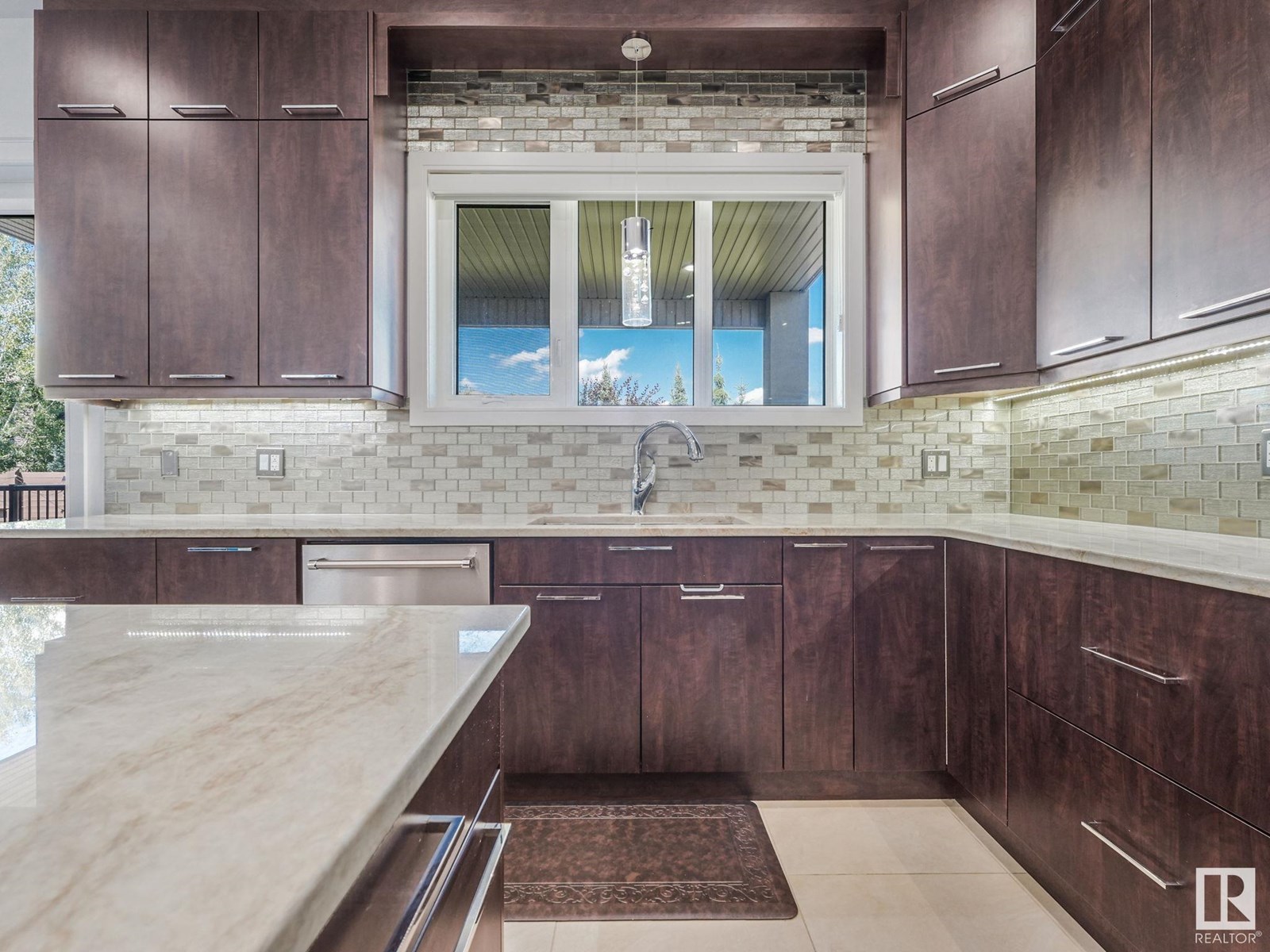 Property at 1118 WAHL PL NW image 2