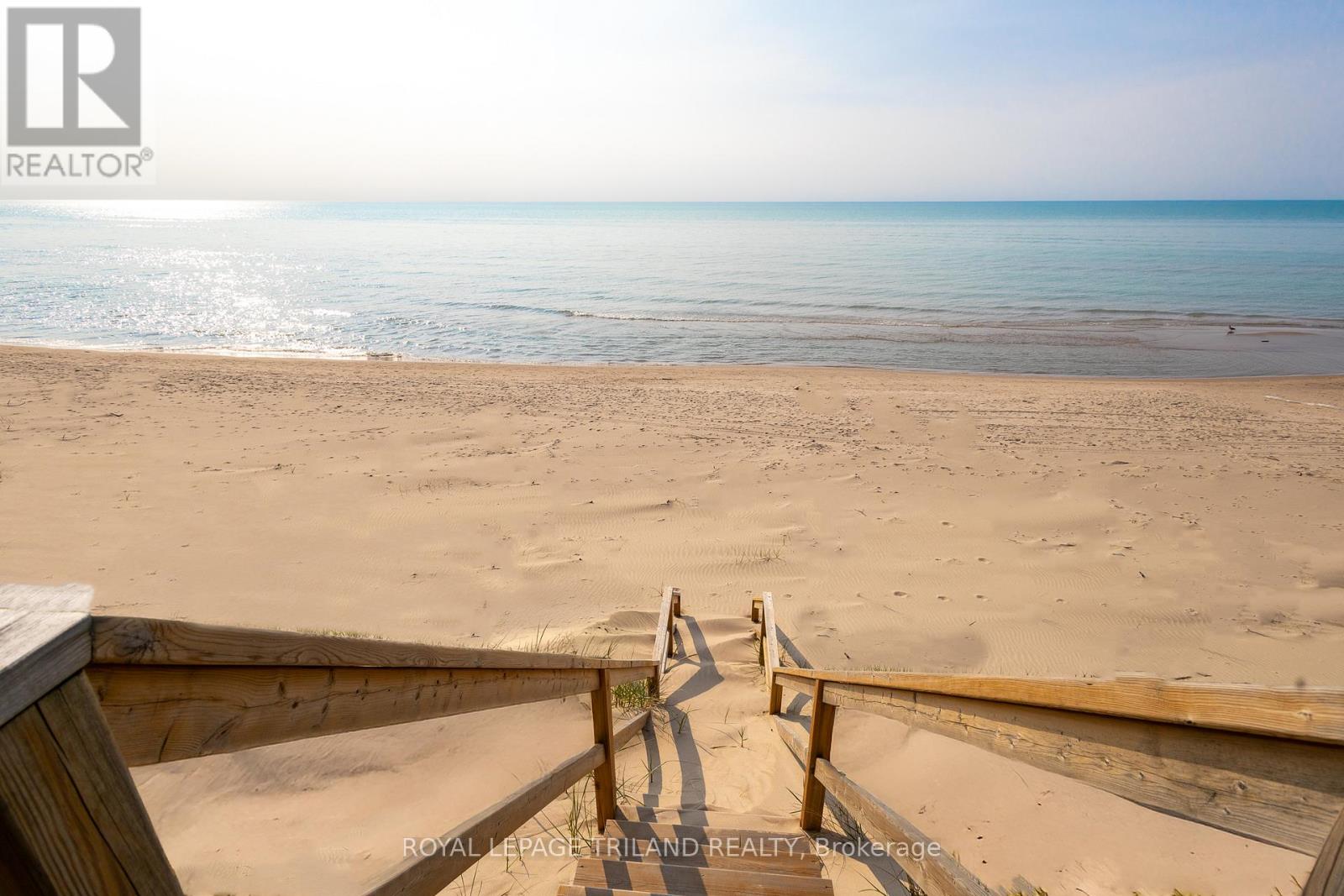 9856 Huron Place, Lambton Shores (Grand Bend), Ontario  N0M 1T0 - Photo 11 - X12265405