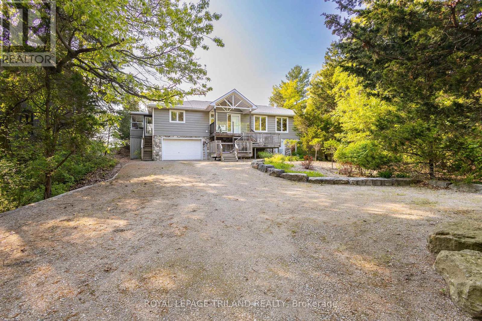 9856 Huron Place, Lambton Shores, Ontario  N0M 1T0 - Photo 13 - X12265405