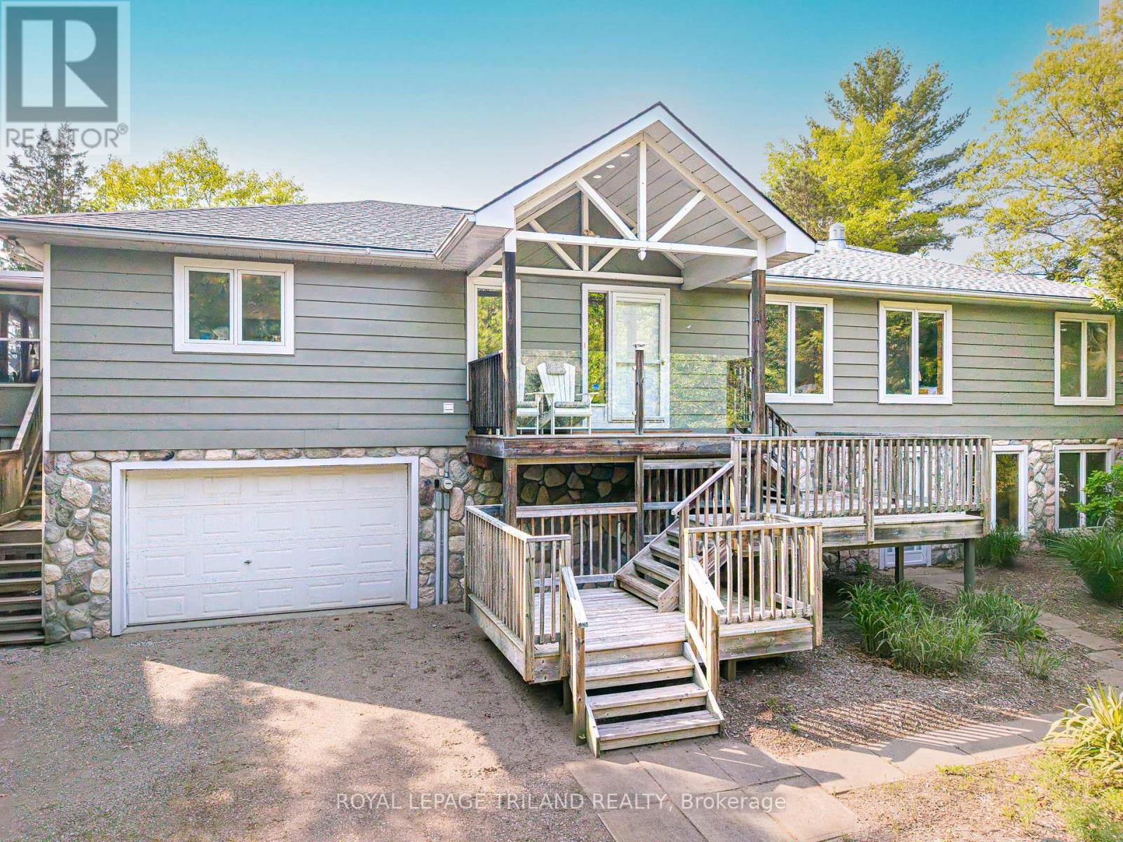 9856 Huron Place, Lambton Shores, Ontario  N0M 1T0 - Photo 14 - X12265405