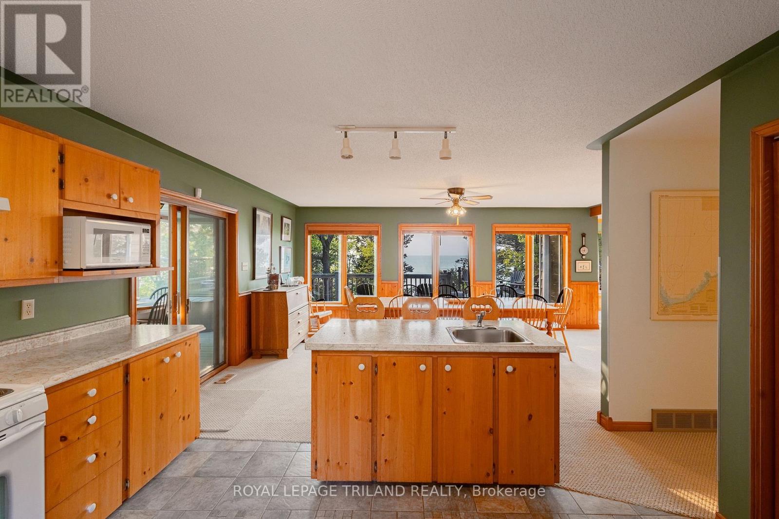 9856 Huron Place, Lambton Shores, Ontario  N0M 1T0 - Photo 23 - X12265405