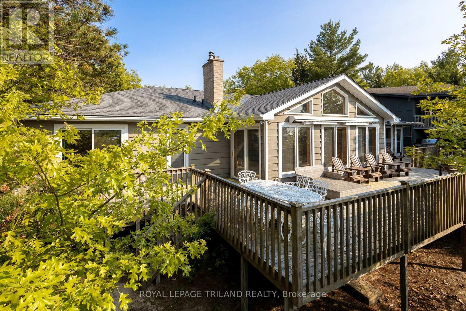 9856 Huron Place, Lambton Shores (Grand Bend), Ontario  N0M 1T0 - Photo 3 - X12265405
