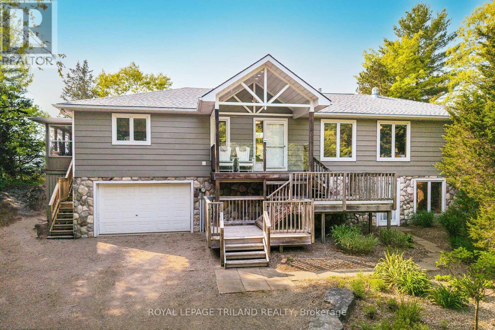 9856 Huron Place, Lambton Shores (Grand Bend), Ontario  N0M 1T0 - Photo 4 - X12265405