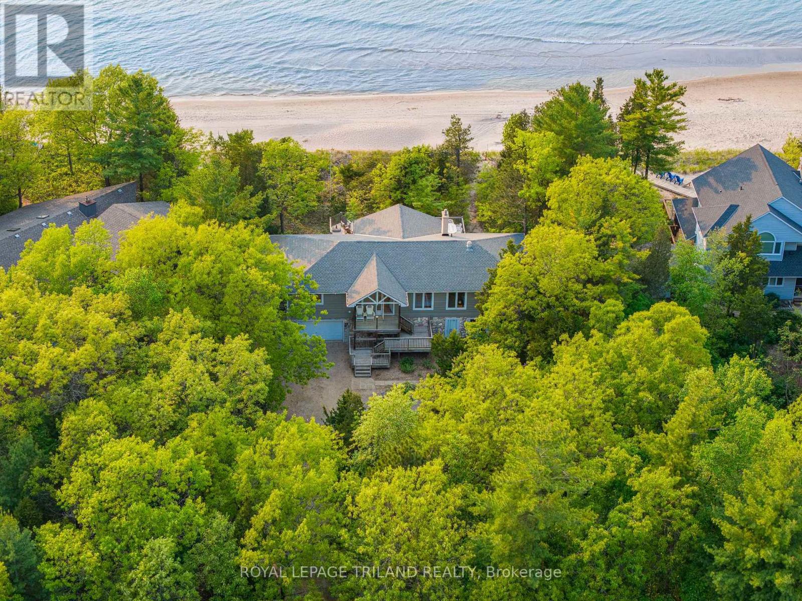 9856 Huron Place, Lambton Shores, Ontario  N0M 1T0 - Photo 7 - X12265405