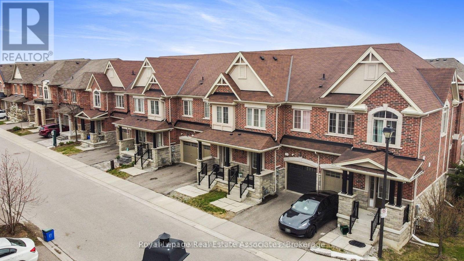 Property at 41 MAZARINE LANE N image 2