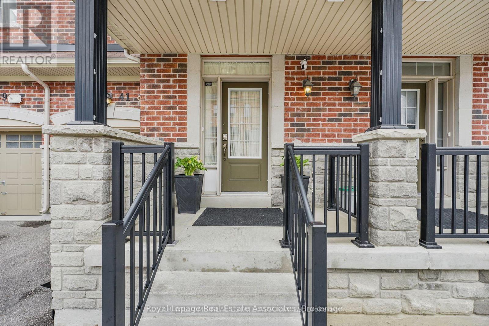 Property at 41 MAZARINE LANE N image 4