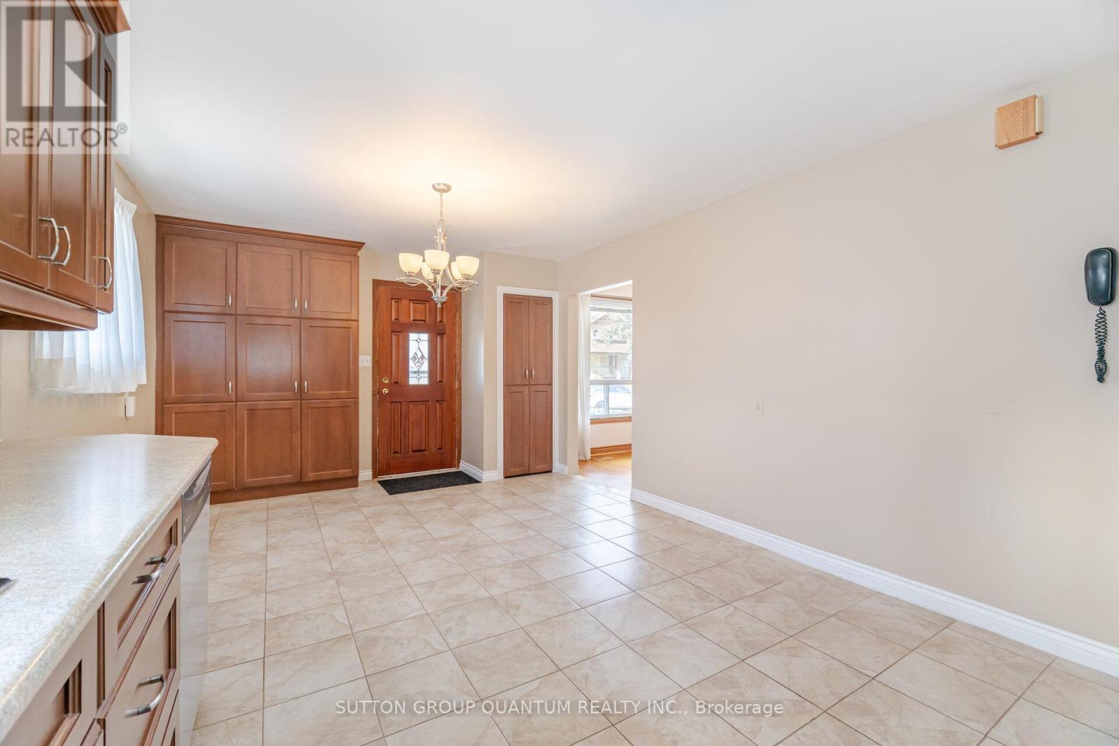 126 Angelene Street, Mississauga, Ontario  L5G 1X2 - Photo 10 - W12265006