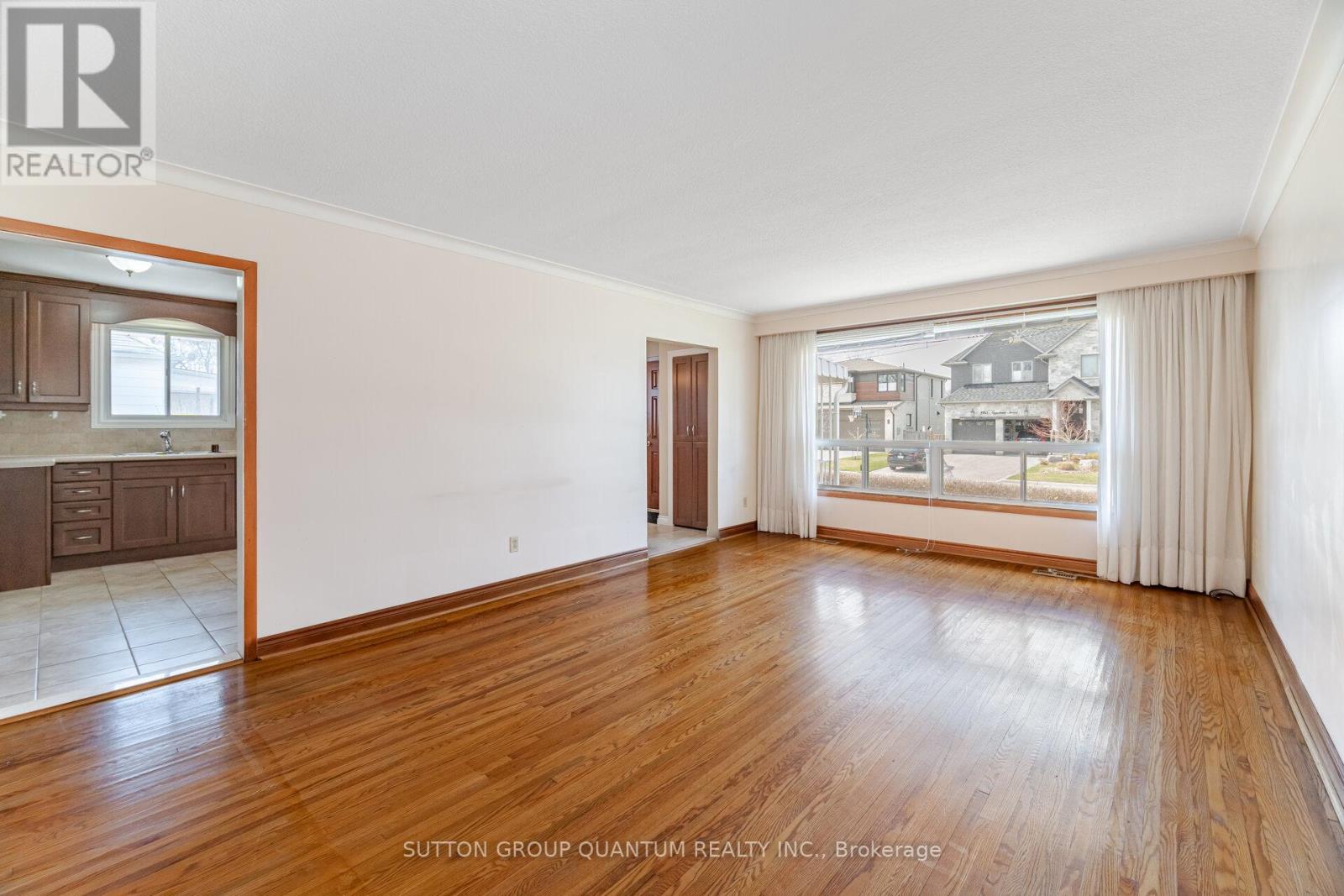 126 Angelene Street, Mississauga, Ontario  L5G 1X2 - Photo 12 - W12265006