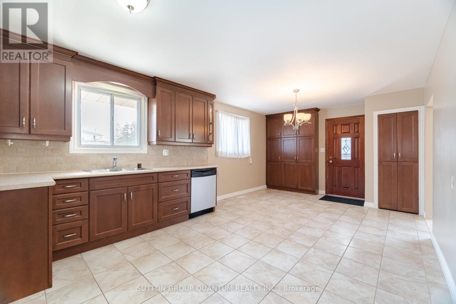 126 Angelene Street, Mississauga, Ontario  L5G 1X2 - Photo 7 - W12265006