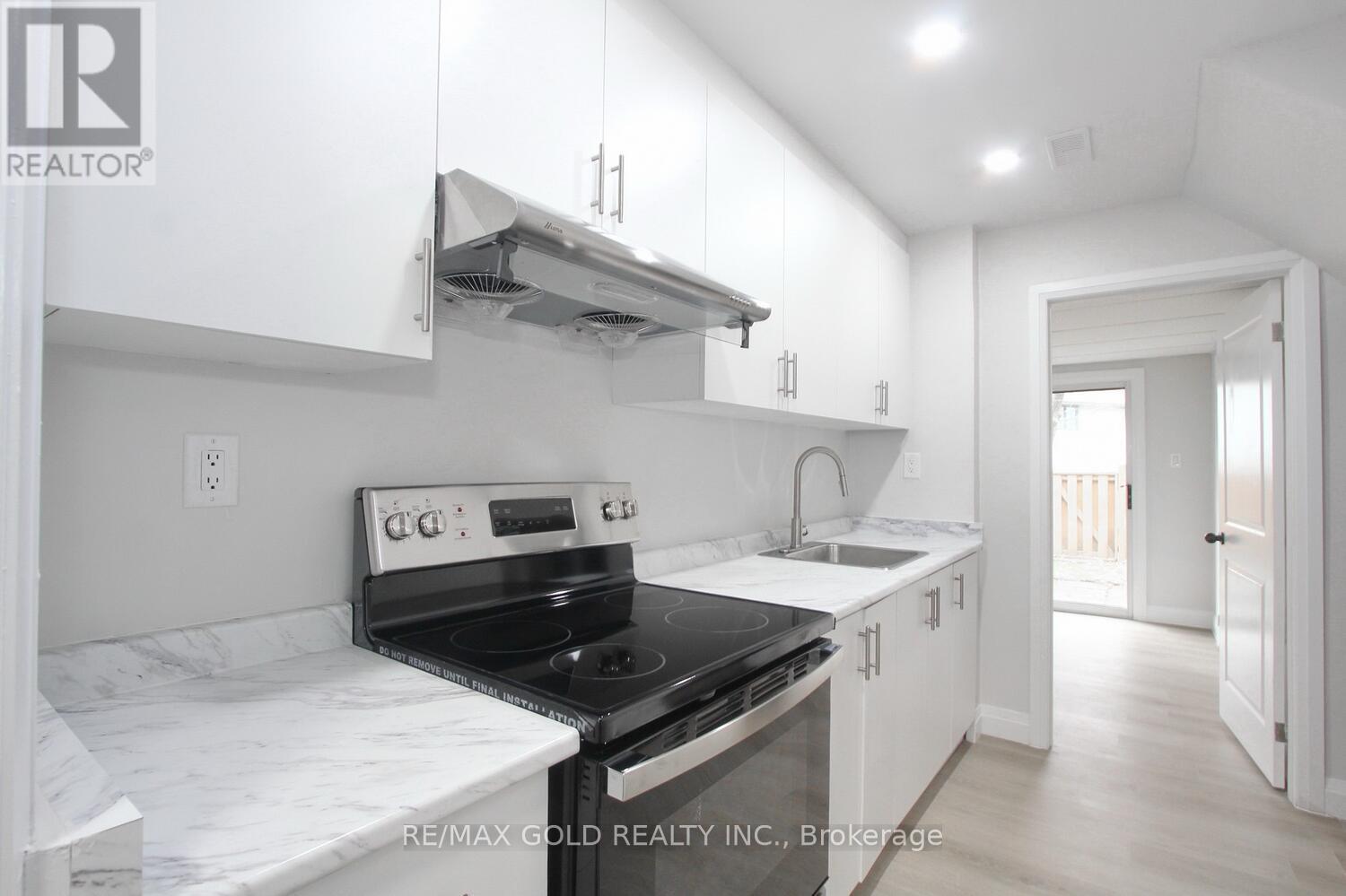 Property at 62 - 62 ASHTON CRESCENT image 4