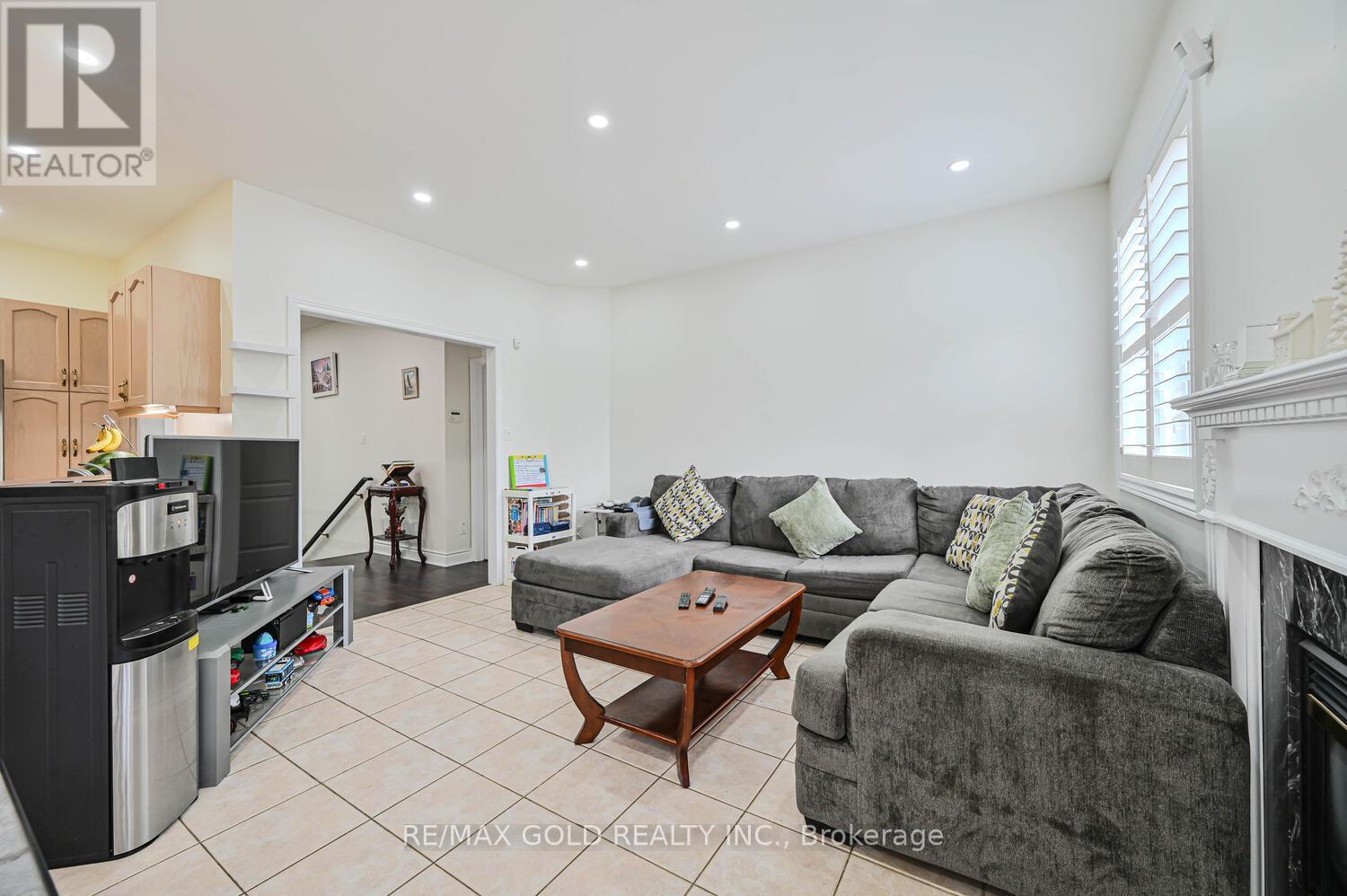 46 Cobblestone Court, Brampton (Sandringham-Wellington), Ontario  L6R 2S2 - Photo 12 - W12265220