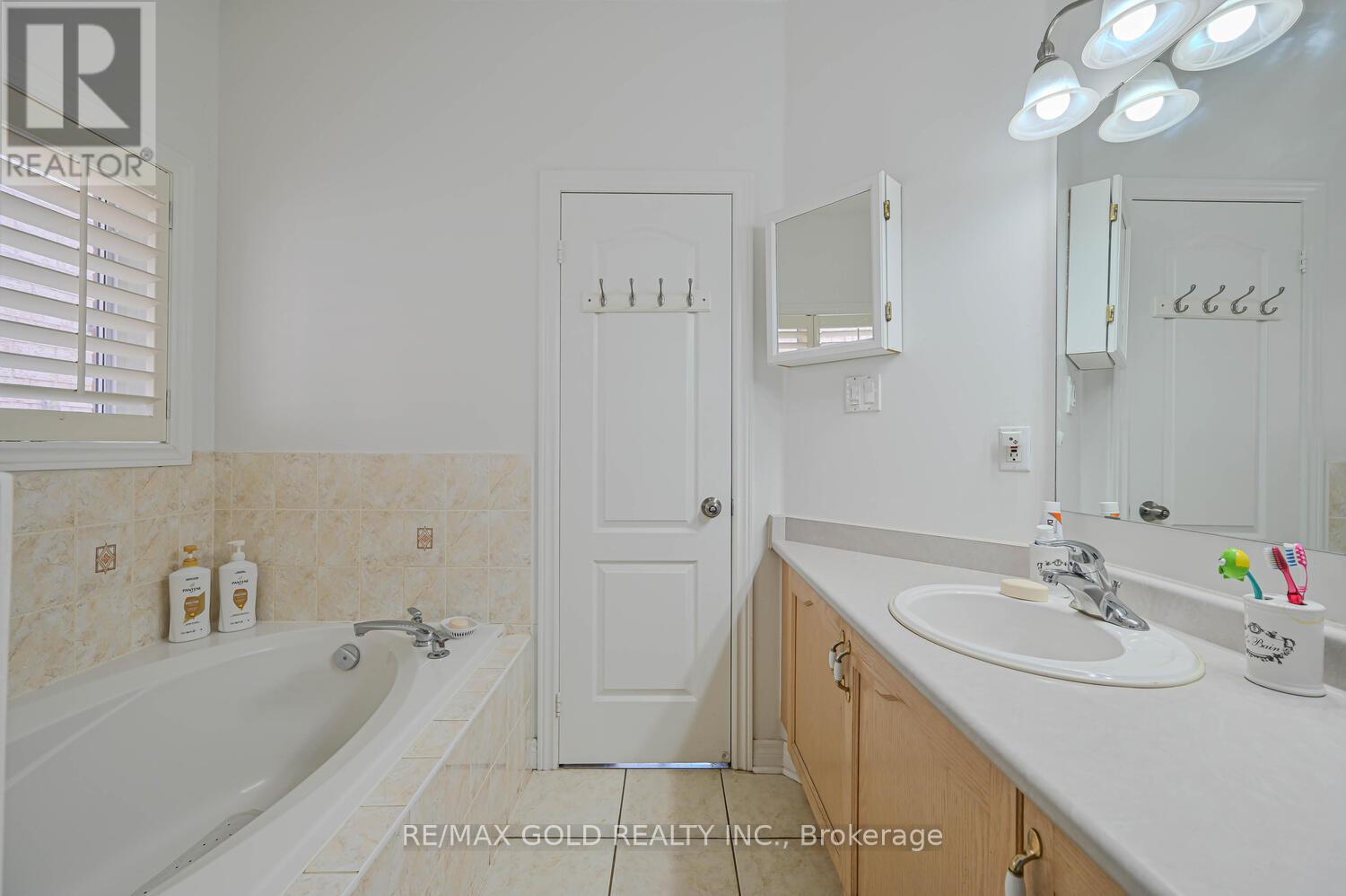 46 Cobblestone Court, Brampton (Sandringham-Wellington), Ontario  L6R 2S2 - Photo 24 - W12265220