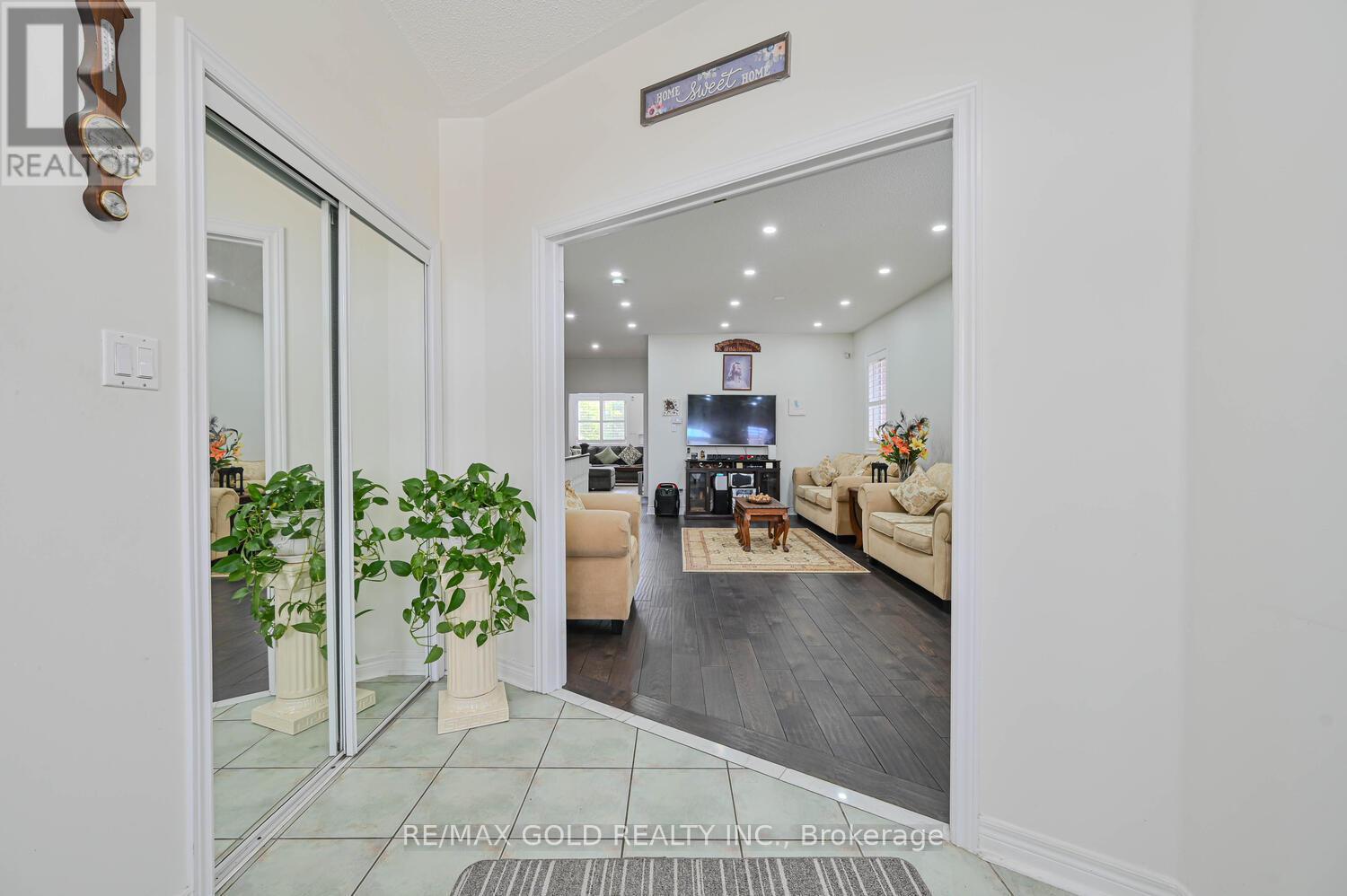 46 Cobblestone Court, Brampton (Sandringham-Wellington), Ontario  L6R 2S2 - Photo 6 - W12265220