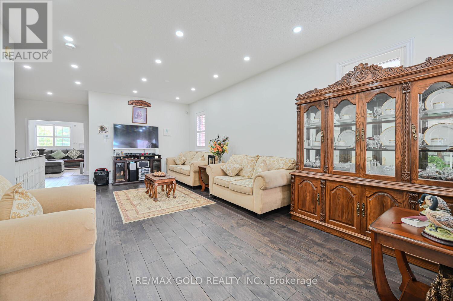 46 Cobblestone Court, Brampton (Sandringham-Wellington), Ontario  L6R 2S2 - Photo 8 - W12265220