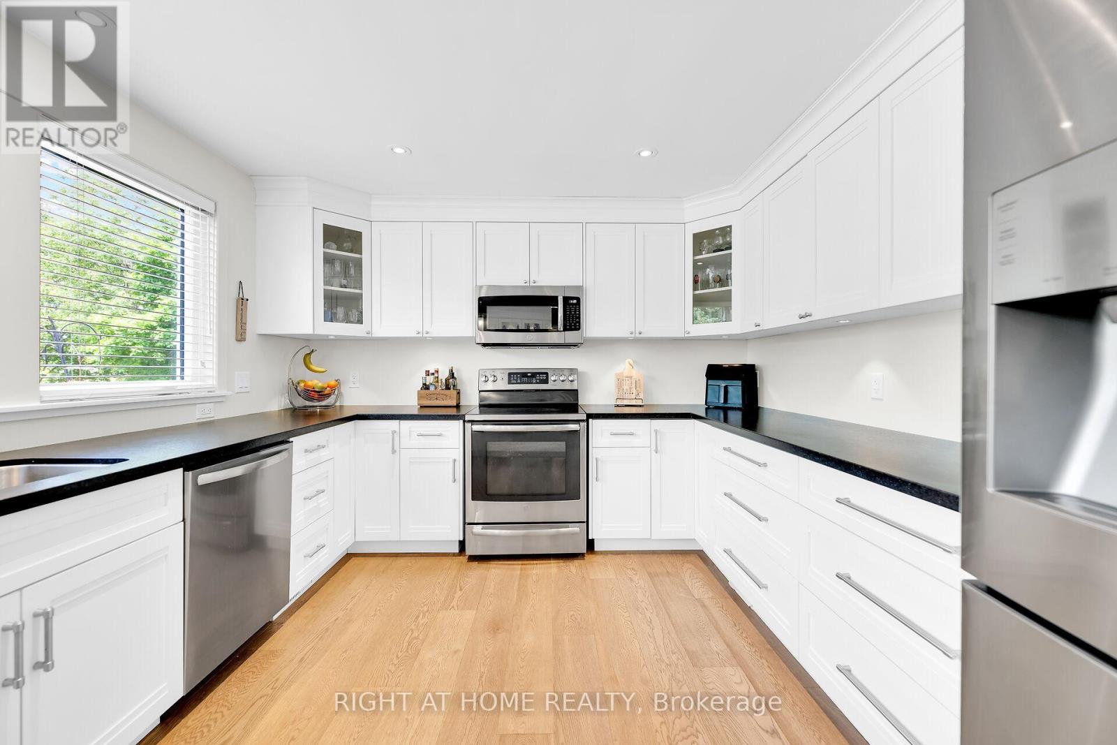 Property at 140 WELLINGTON STREET image 4