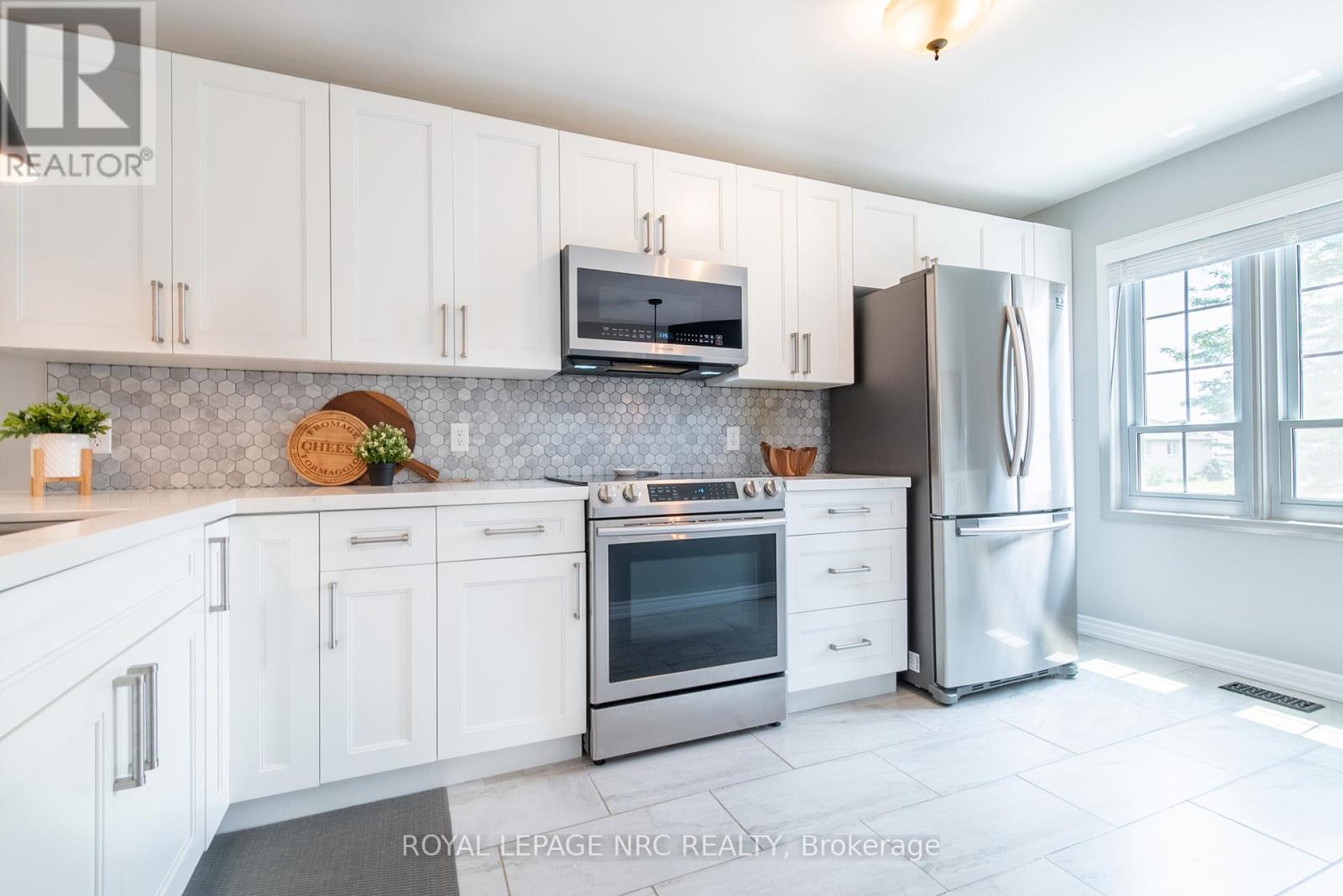 4 Jackson Court W, Welland, Ontario  L3C 7G2 - Photo 11 - X12265547