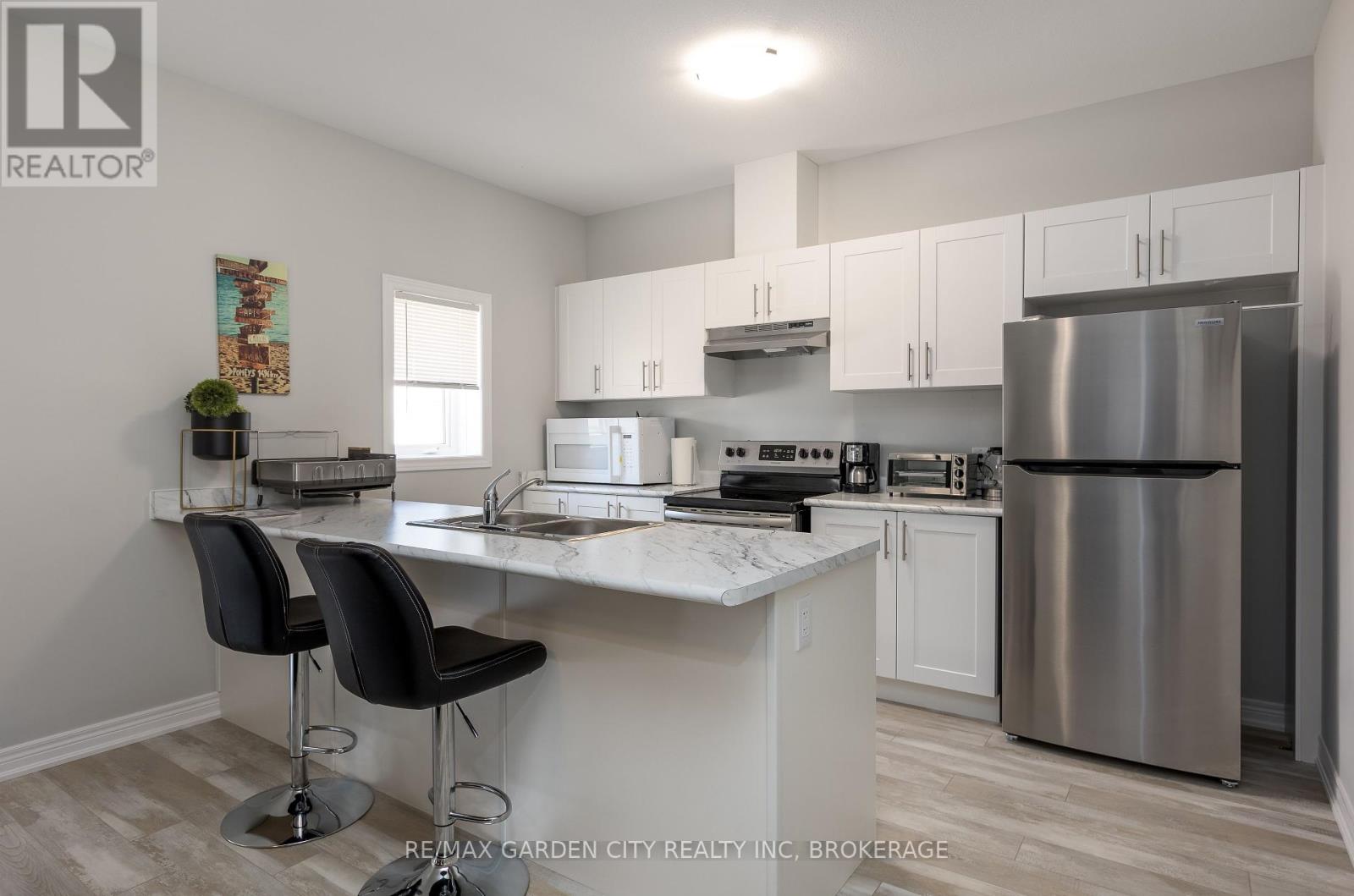 33 Bounty Avenue, Thorold, Ontario  L2V 0H3 - Photo 5 - X12265755