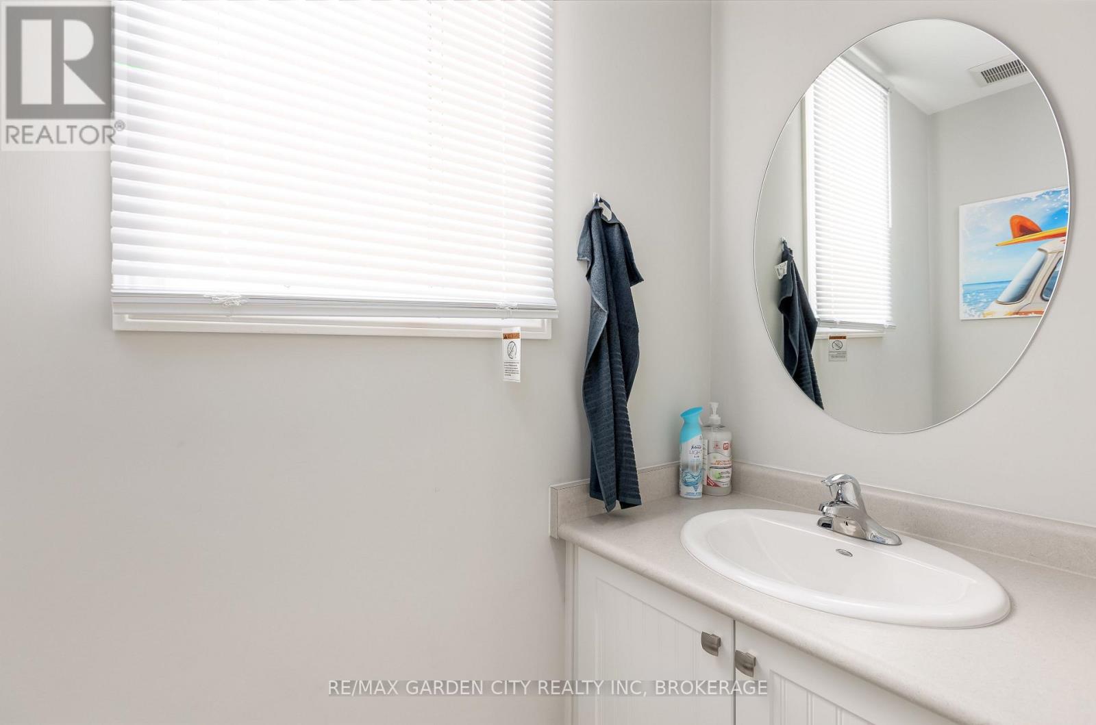 Upper - 33 Bounty Avenue, Thorold, Ontario  L2V 0H3 - Photo 4 - X12265758