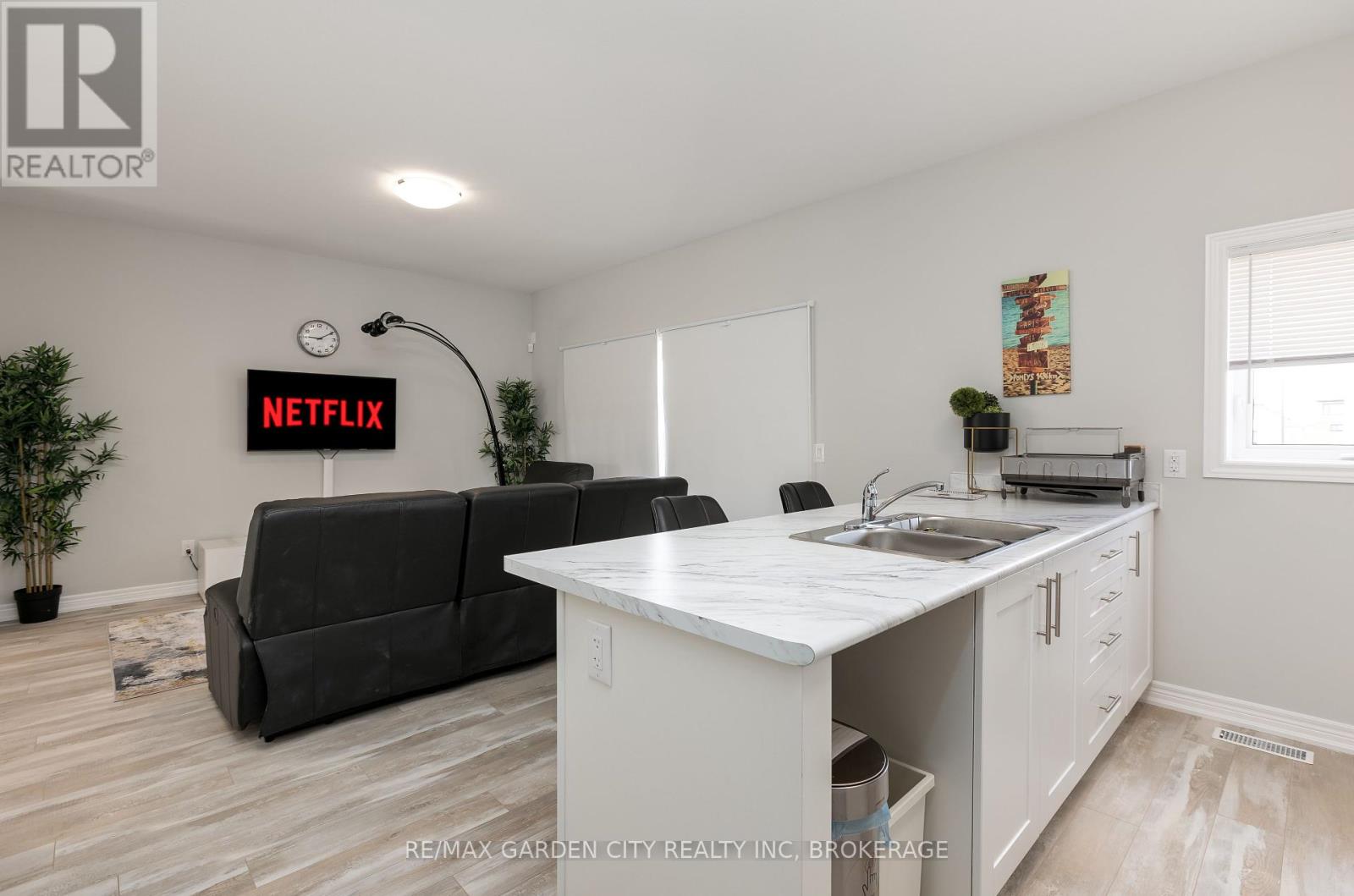 Upper - 33 Bounty Avenue, Thorold, Ontario  L2V 0H3 - Photo 7 - X12265758