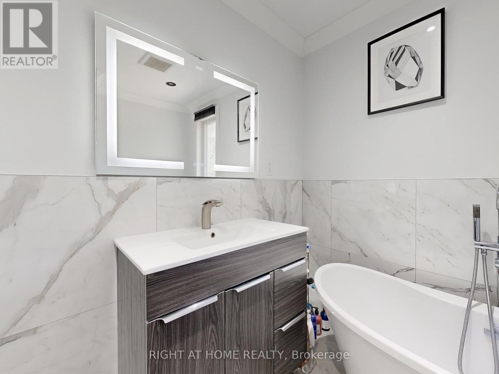 174 Langstaff Road, Richmond Hill, Ontario  L4C 6N4 - Photo 15 - N12265807
