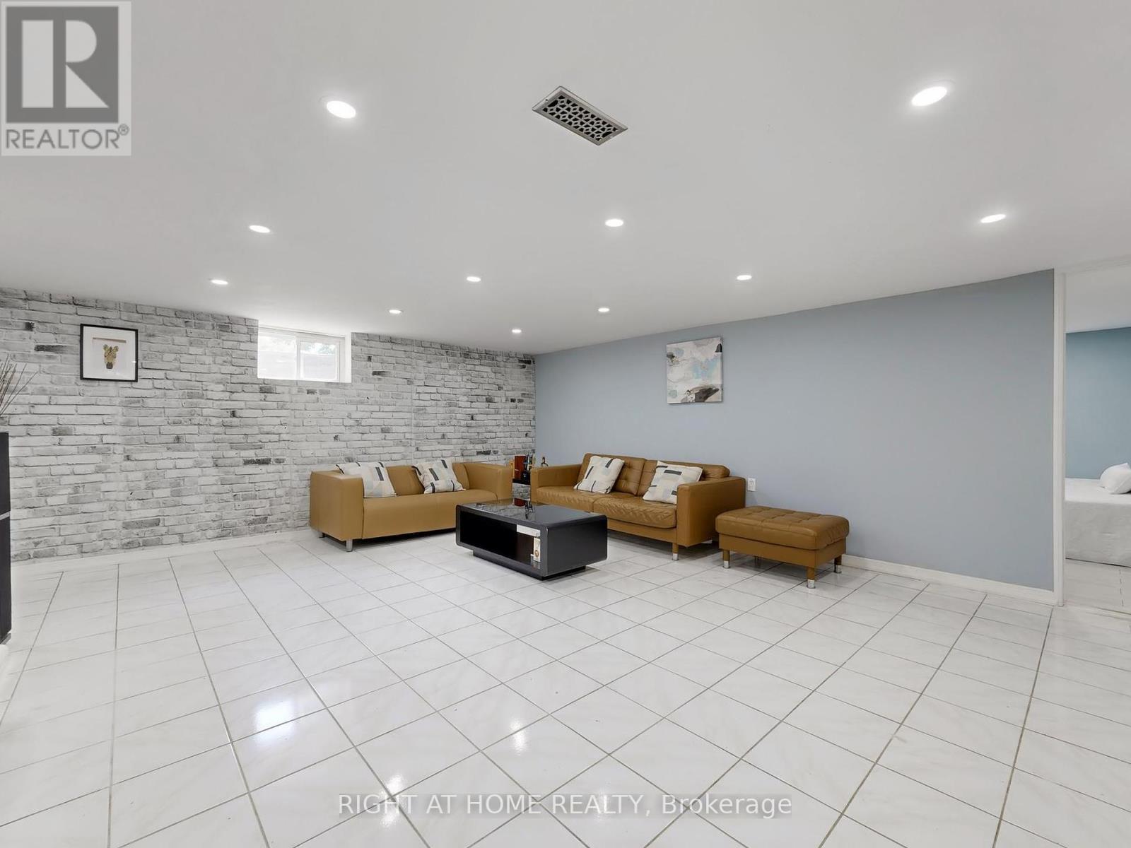 174 Langstaff Road, Richmond Hill, Ontario  L4C 6N4 - Photo 25 - N12265807