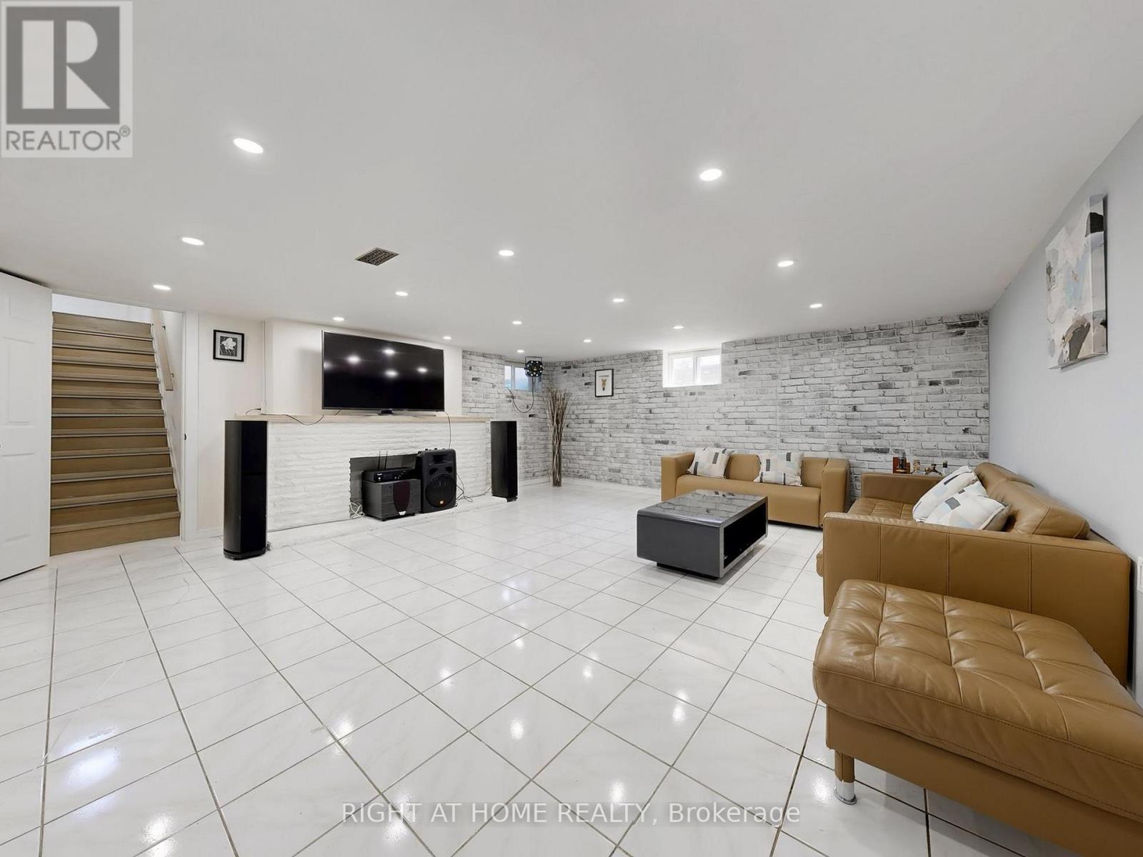 174 Langstaff Road, Richmond Hill, Ontario  L4C 6N4 - Photo 27 - N12265807