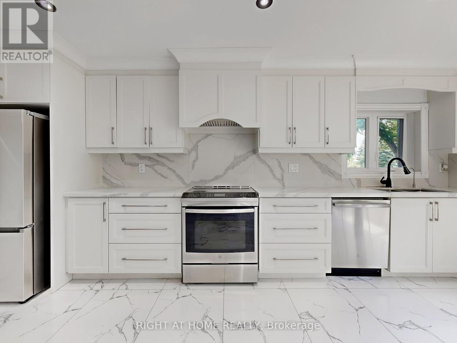 174 Langstaff Road, Richmond Hill, Ontario  L4C 6N4 - Photo 8 - N12265807