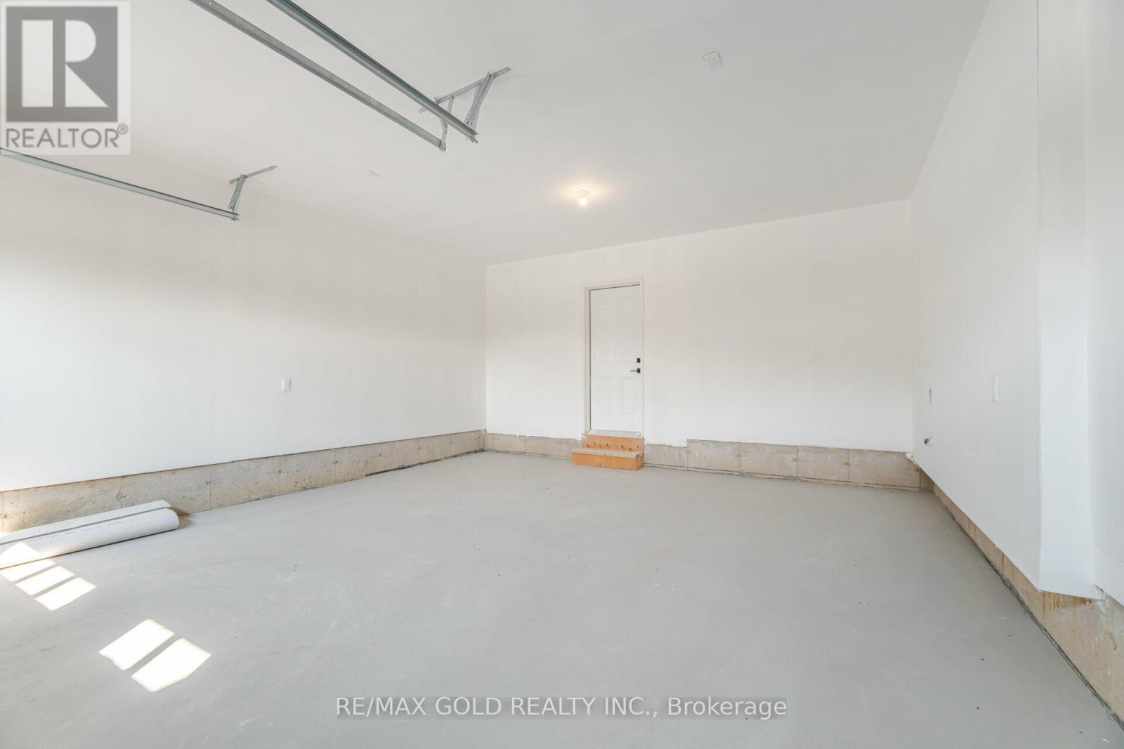 31 Dolomite Drive, Brampton, Ontario  L6P 4R6 - Photo 4 - W12265886