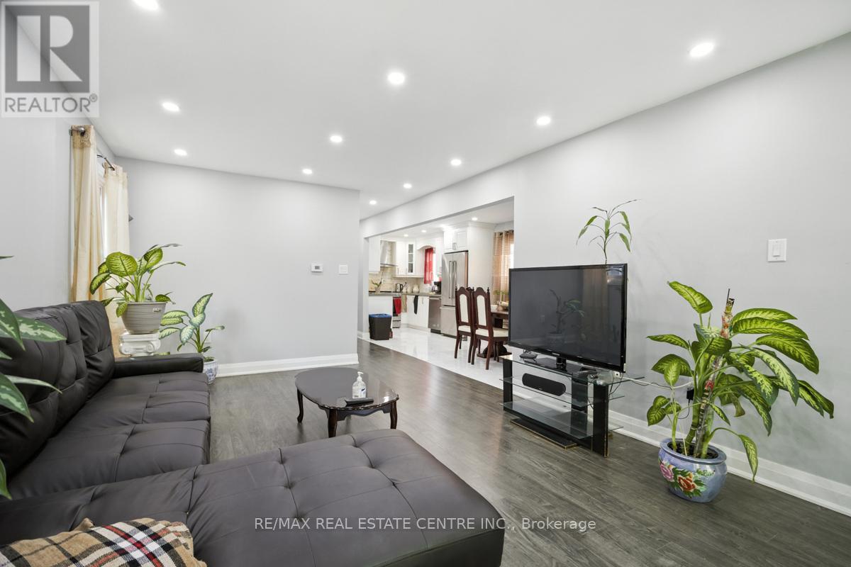21 Chopin Crescent, Brampton, Ontario  L6Y 2S1 - Photo 8 - W12265267