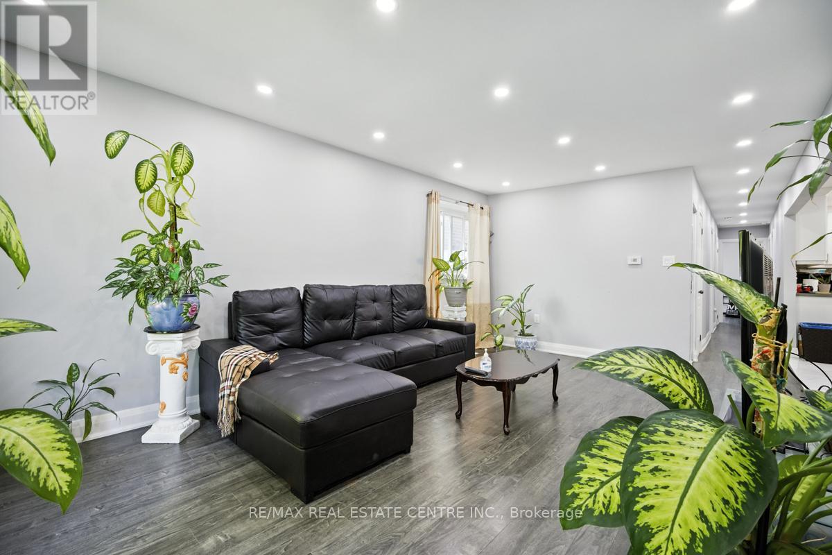 21 Chopin Crescent, Brampton, Ontario  L6Y 2S1 - Photo 9 - W12265267