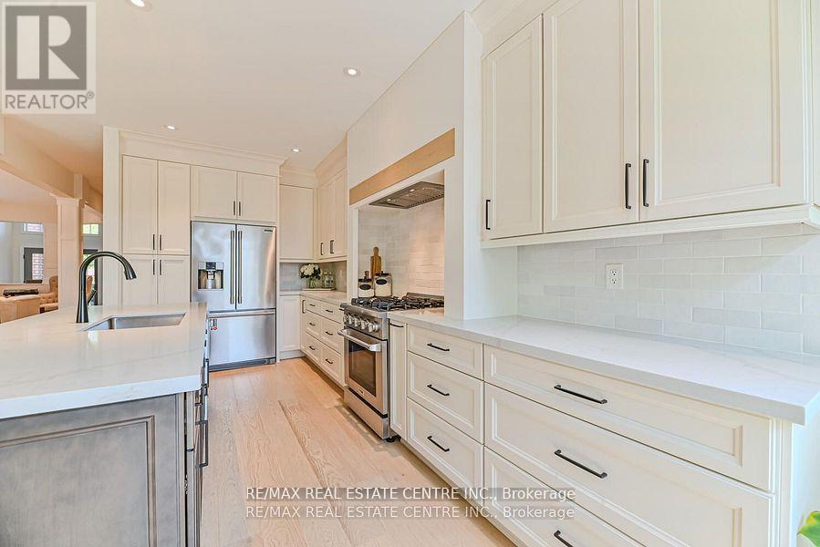 2498 Longridge Crescent, Oakville, Ontario  L6H 6S2 - Photo 12 - W12265987