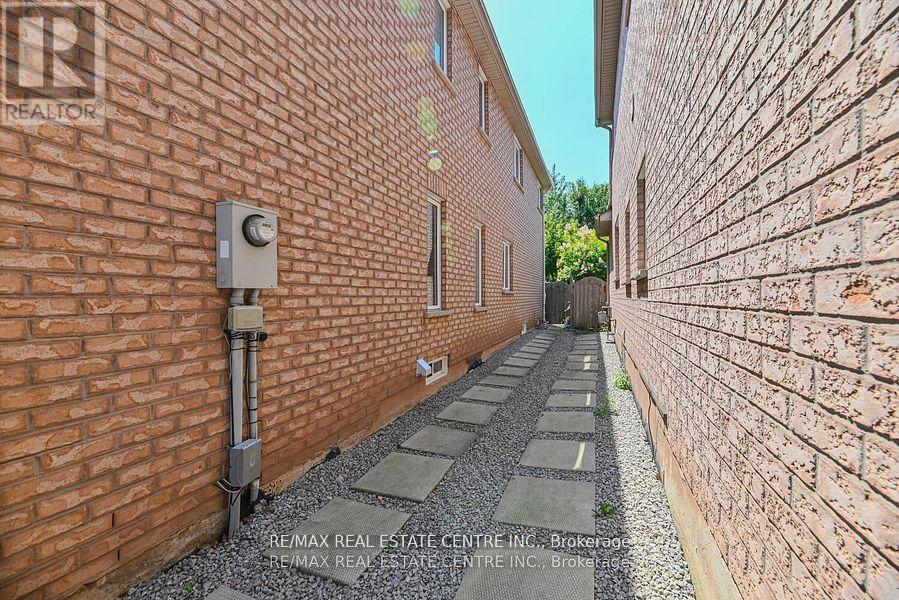 2498 Longridge Crescent, Oakville, Ontario  L6H 6S2 - Photo 39 - W12265987