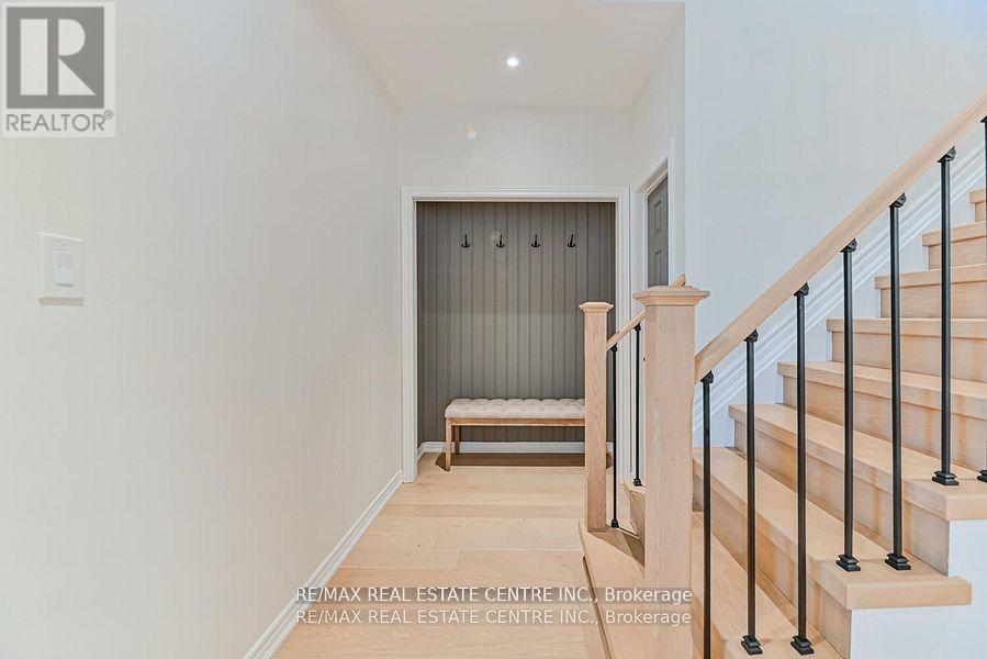 2498 Longridge Crescent, Oakville, Ontario  L6H 6S2 - Photo 7 - W12265987