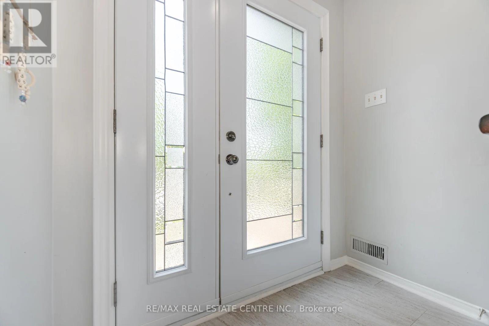 Property at 28 LAKEVIEW COURT image 4