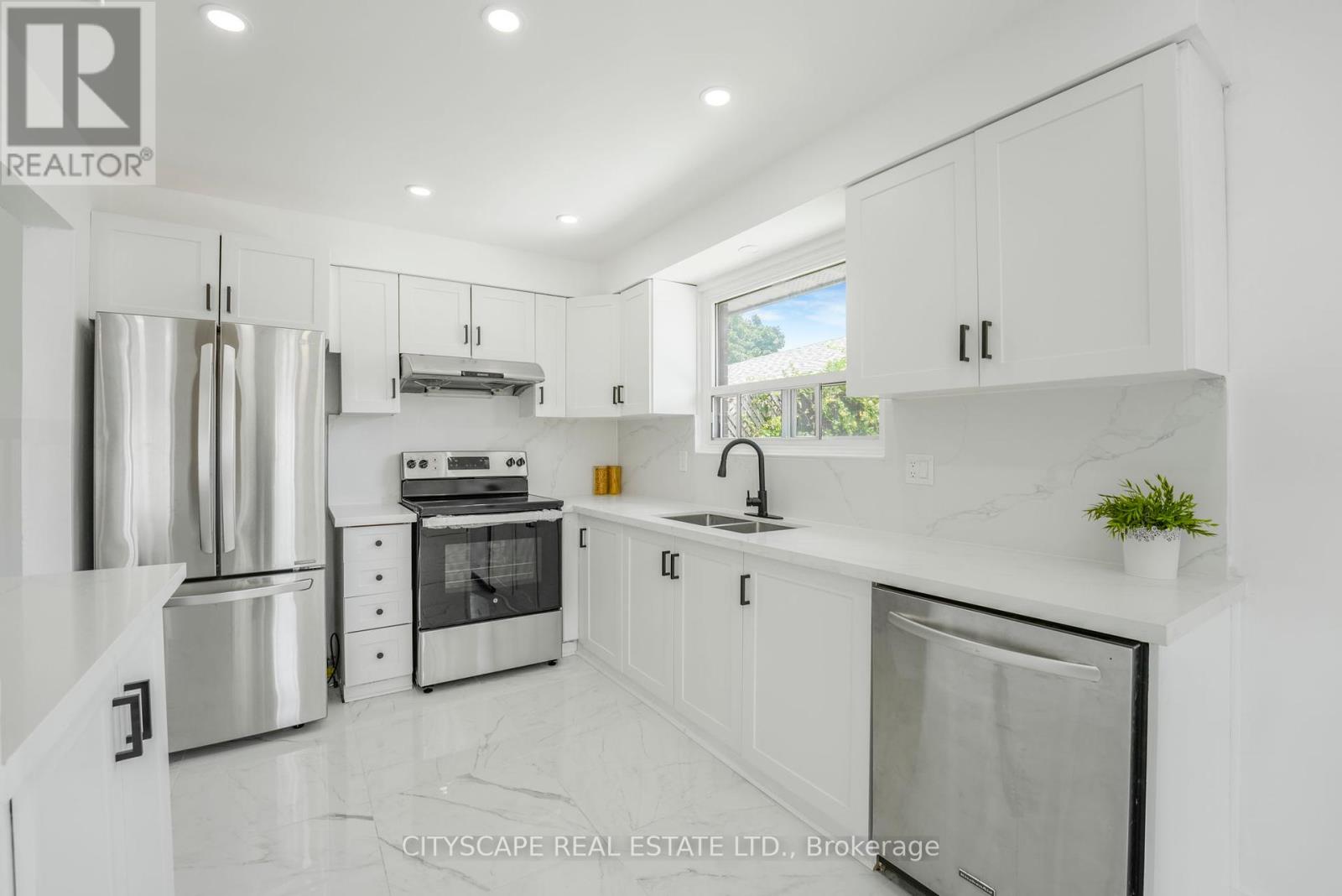 Property at 3574 ELLENGALE DRIVE W image 3