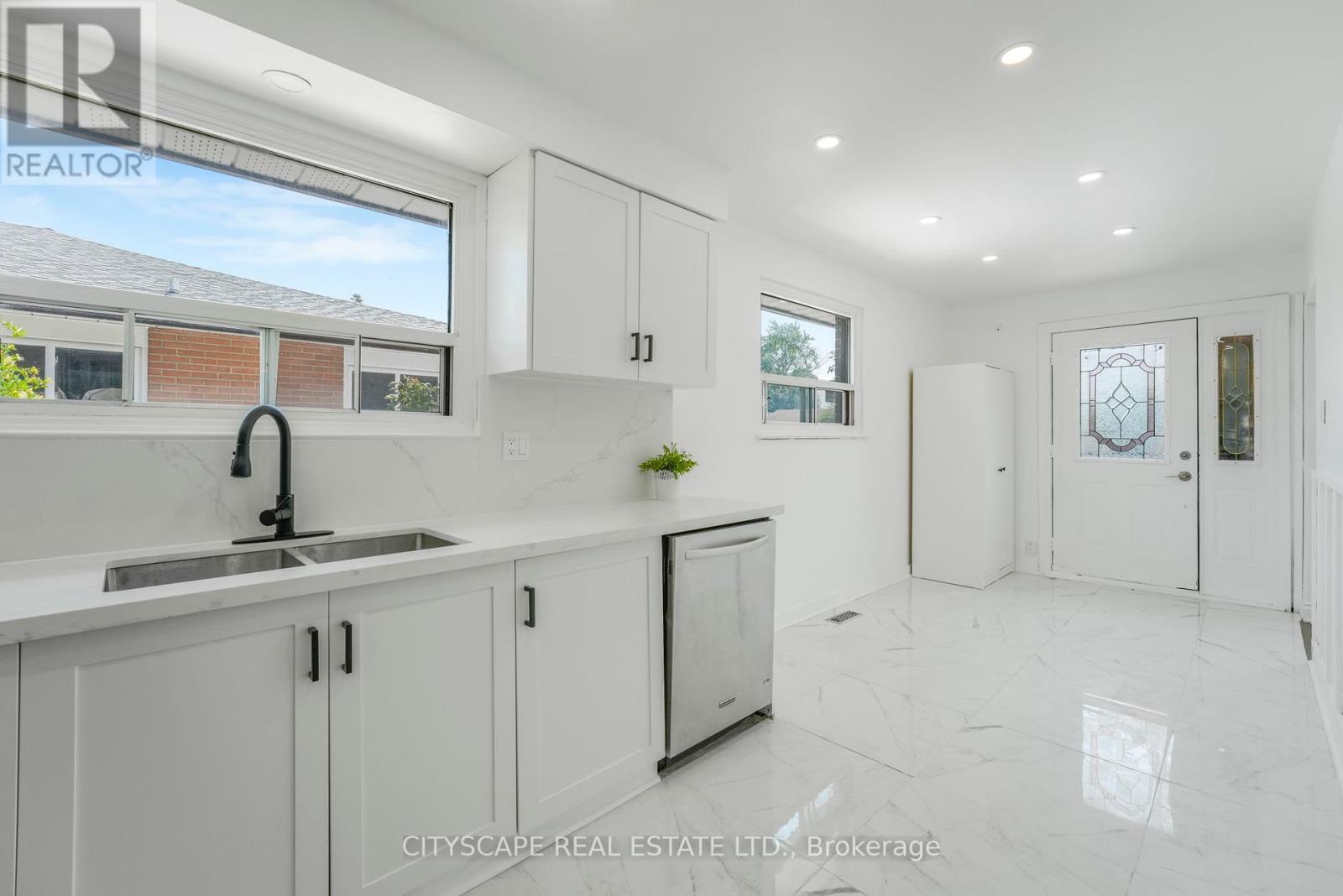 Property at 3574 ELLENGALE DRIVE W image 4