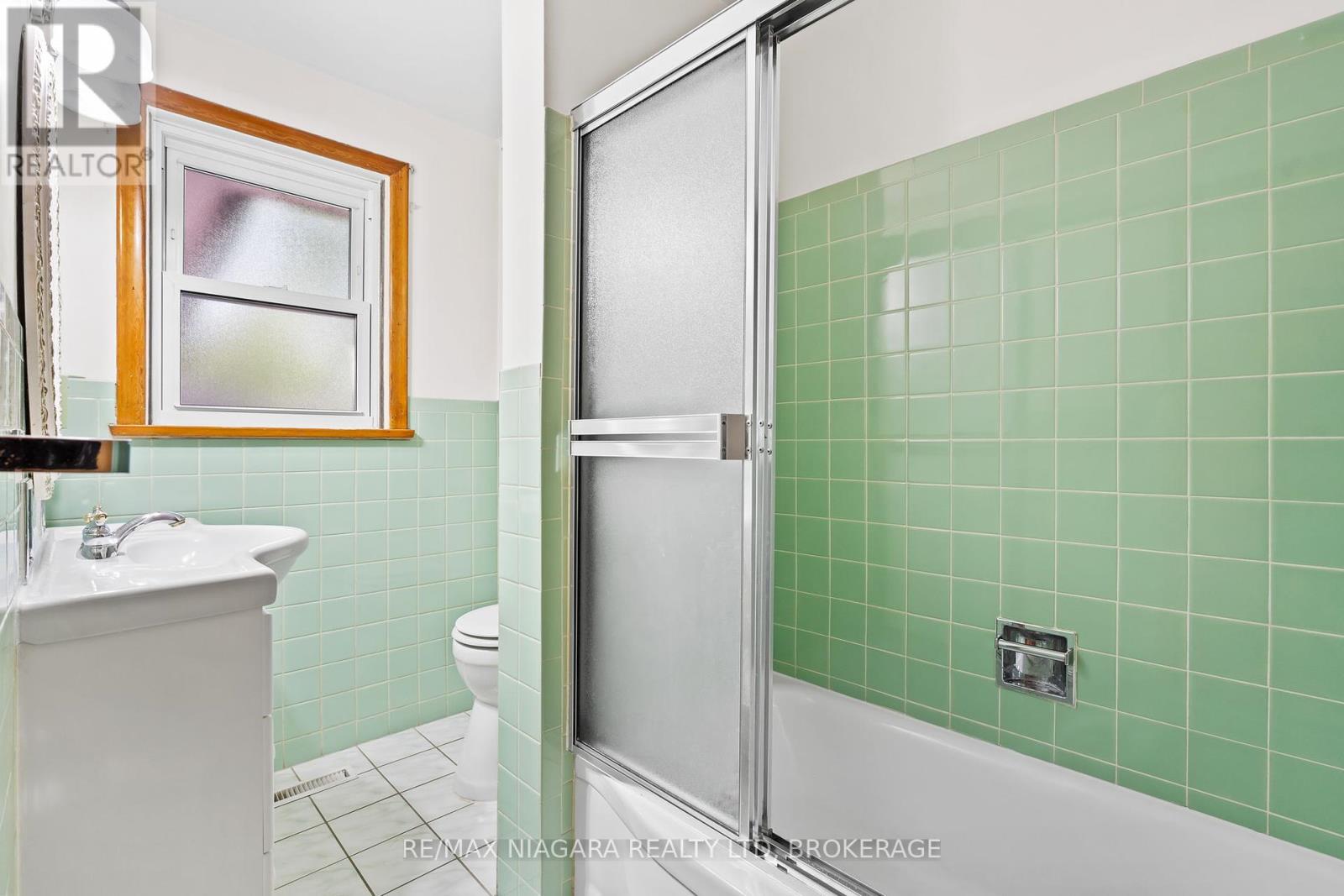 127 Louth Street, St. Catharines, Ontario  L2S 2T8 - Photo 14 - X12266272