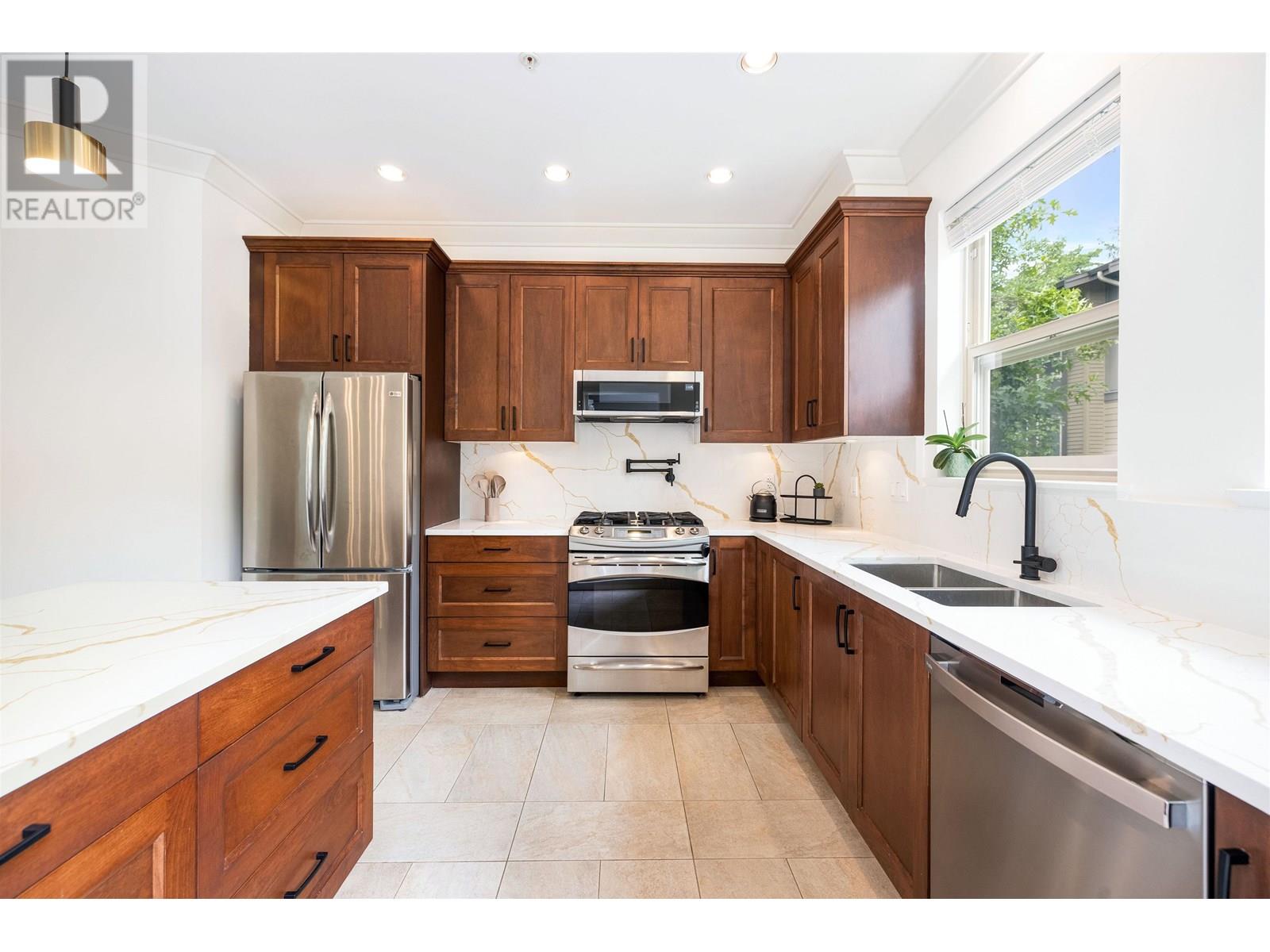 Property at 10 897 PREMIER STREET image 5