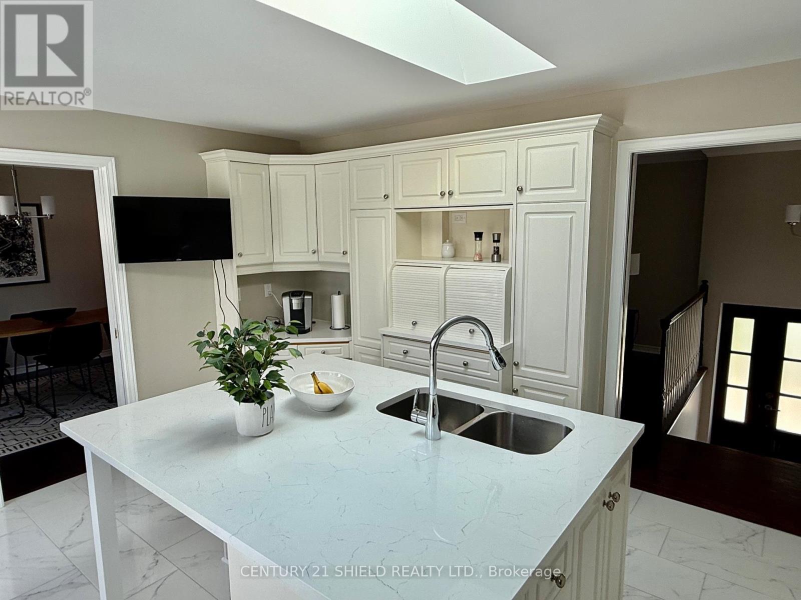 Property at 910 TOLLGATE ROAD W image 5